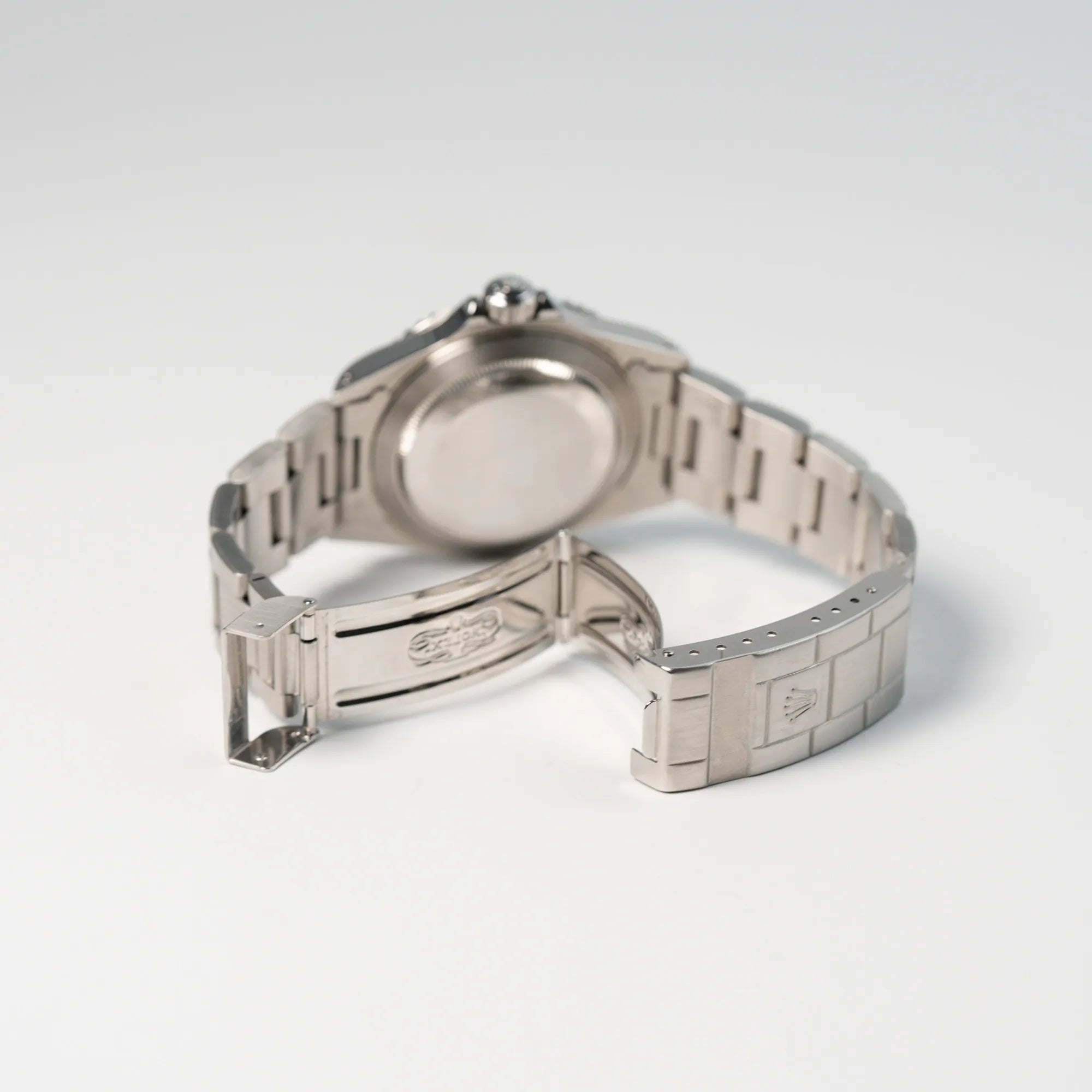 Rolex Submariner NoDate 14060M in Schwarz mit geöffneter Faltschliesse am Oyster-Band