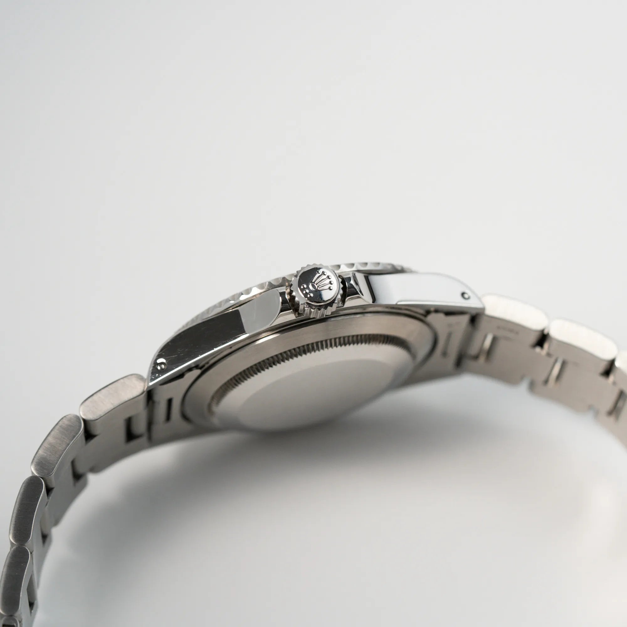 Seitliches Gehäuse mit Blick auf die Krone der Rolex Submariner NoDate 14060M in Schwarz