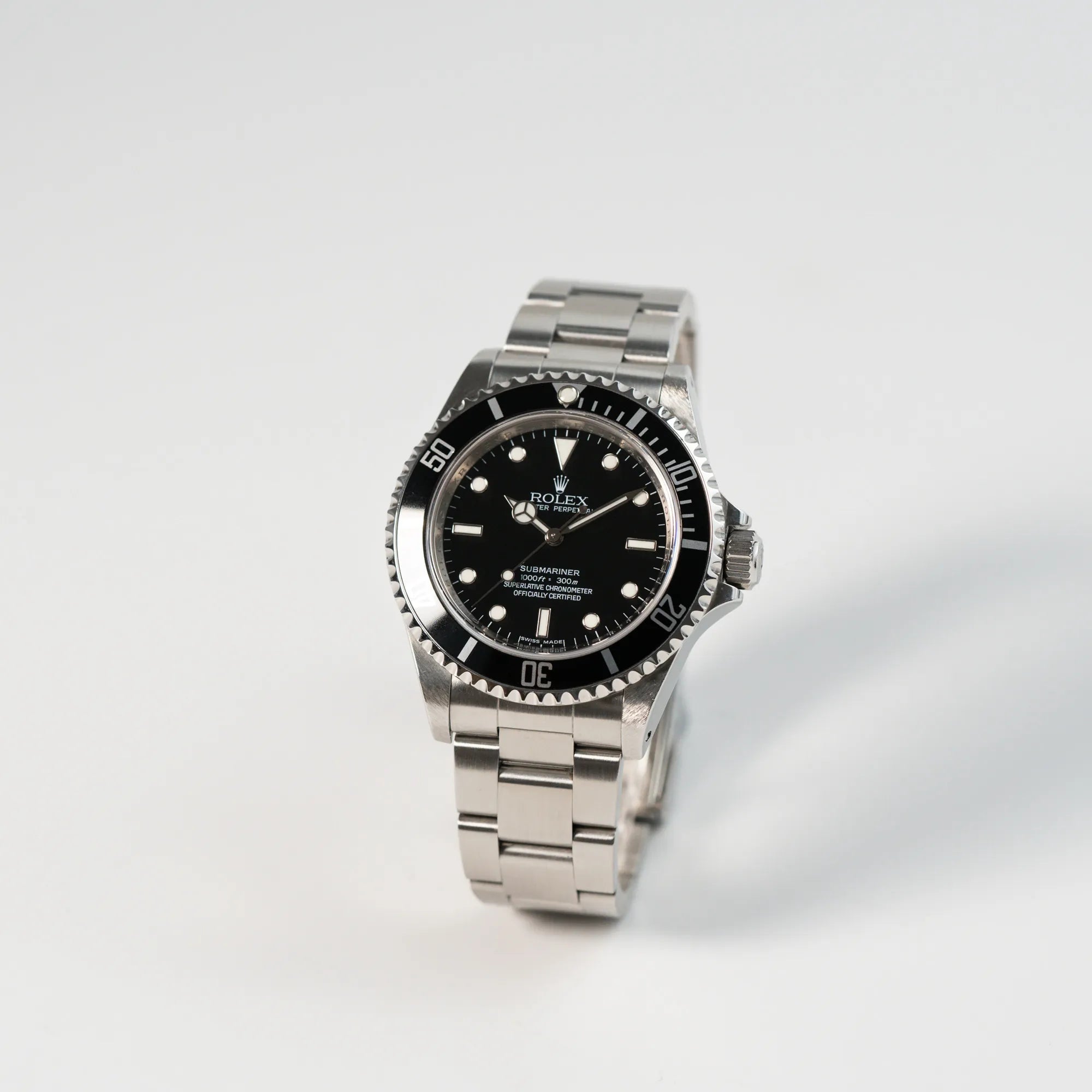 Leicht seitliche Ansicht der Rolex Submariner NoDate 14060M in Schwarz