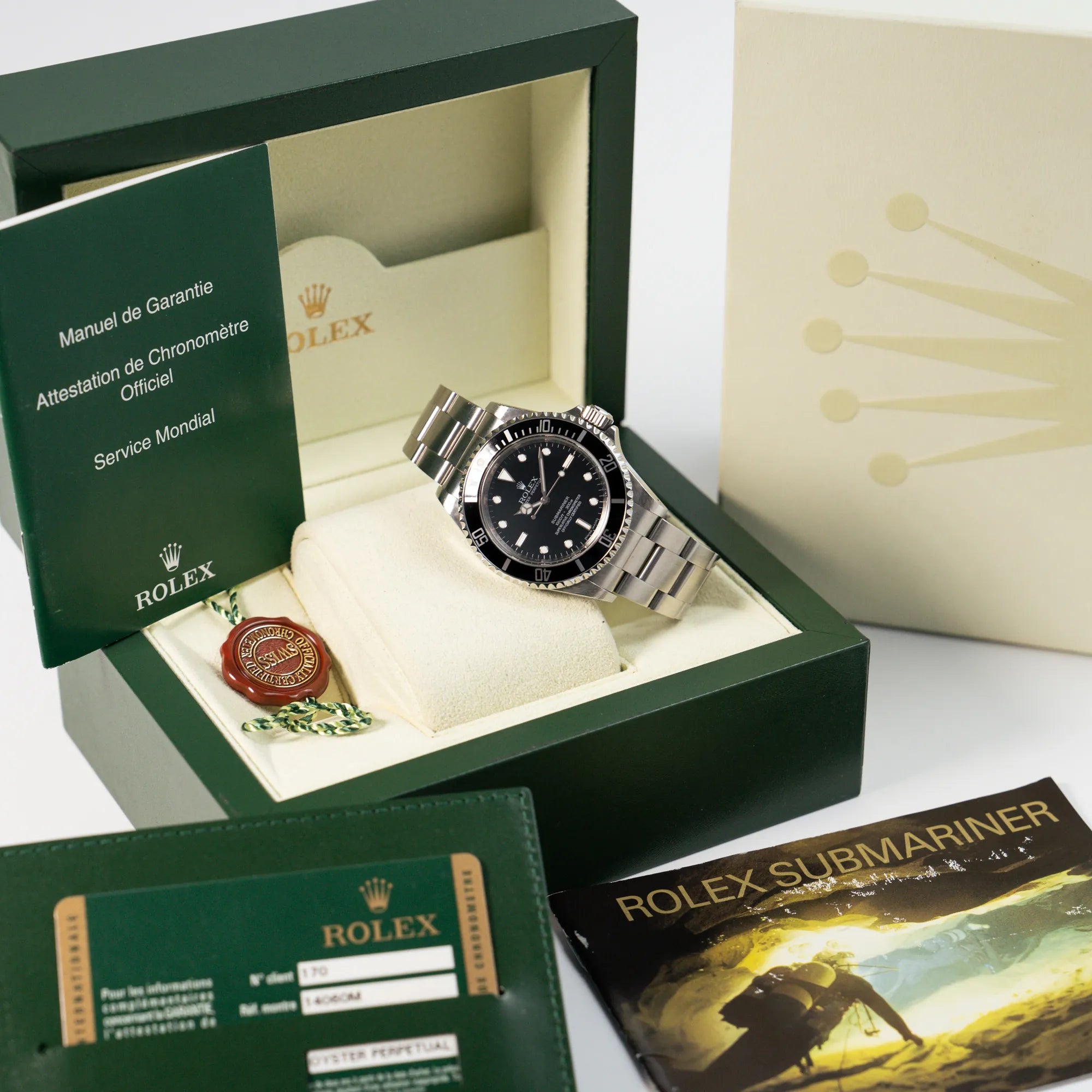 Produktfotografie der Rolex Submariner NoDate 14060M in Schwarz zusammen mit dem Lieferumfang
