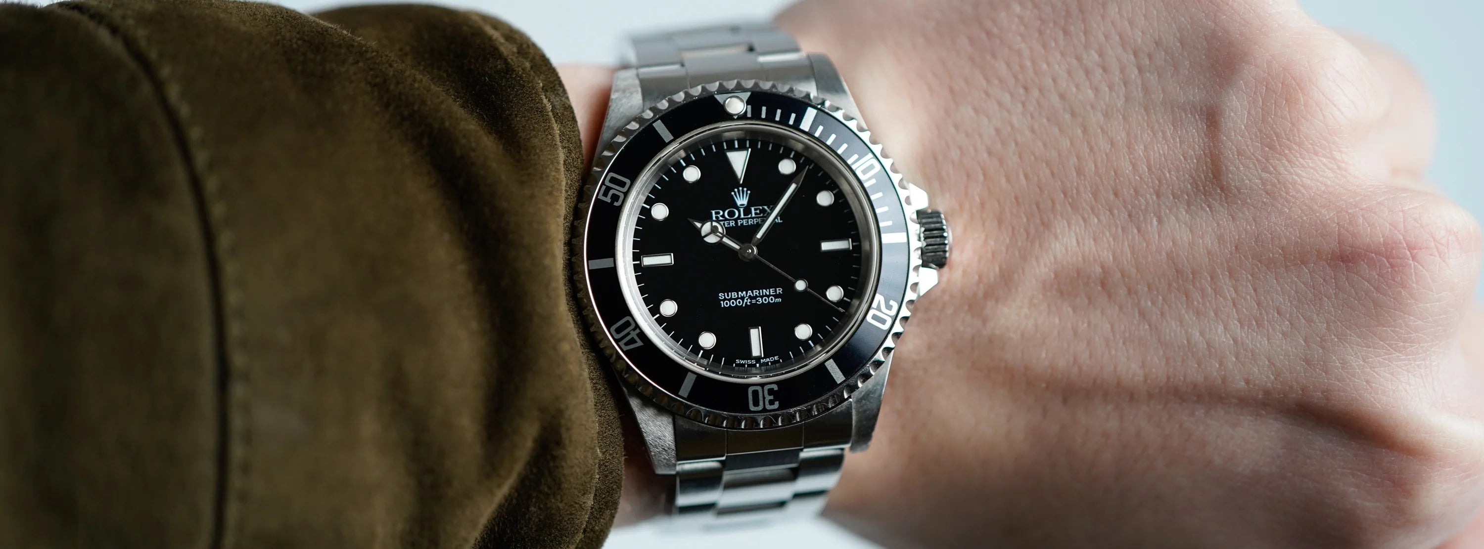 Mann trägt eine Rolex Submariner No Date mit Aluminium Lünette am Handgelenk