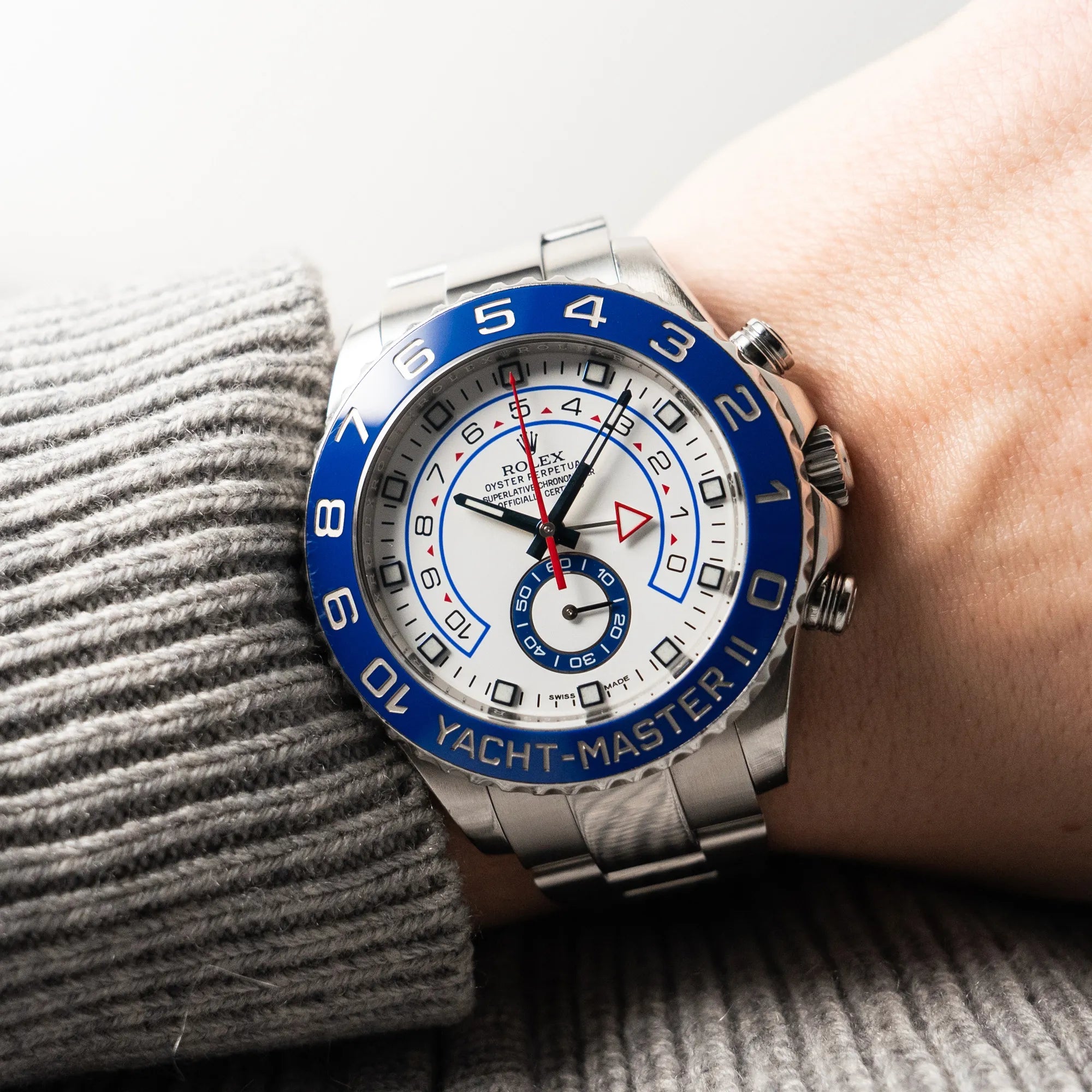 Wristshot mit der Rolex Yacht-Master 2 mit weißem Zifferblatt und blauer Lynette