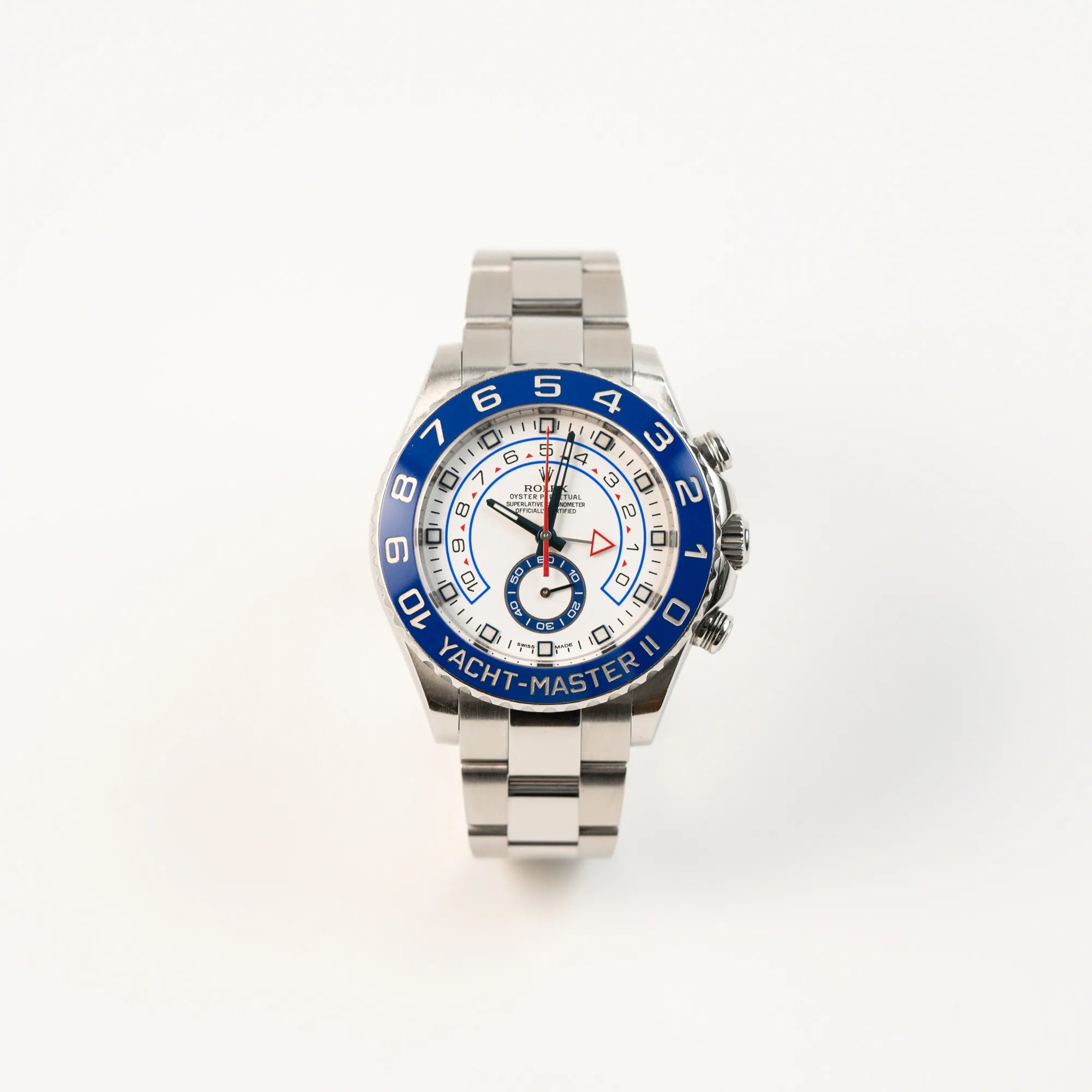 Frontale Ansicht der Rolex Yacht-Master 2 mit weißem Zifferblatt und blauer Lynette