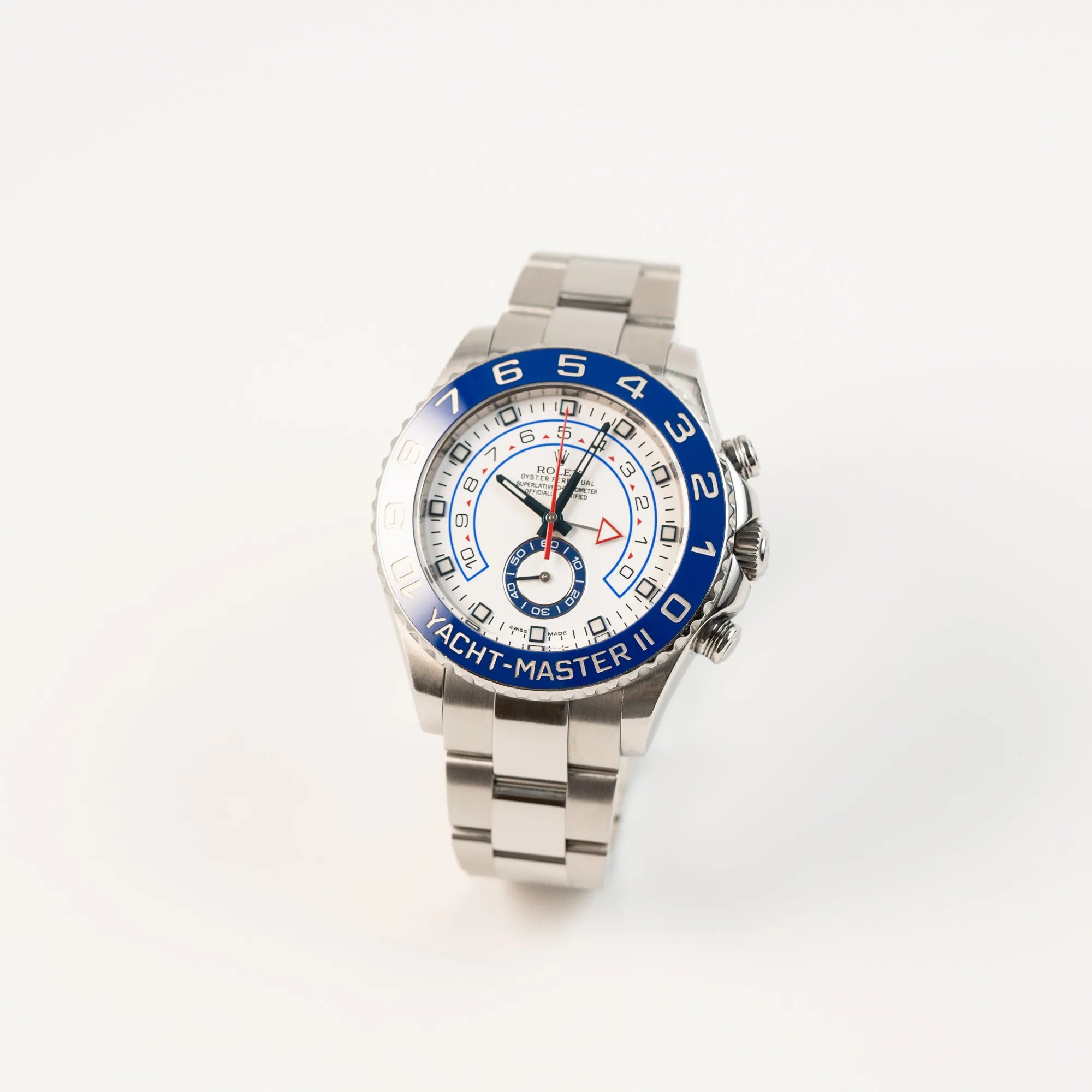 Leicht schräge Ansicht der Rolex Yacht-Master 2 mit weißem Zifferblatt und blauer Lynette