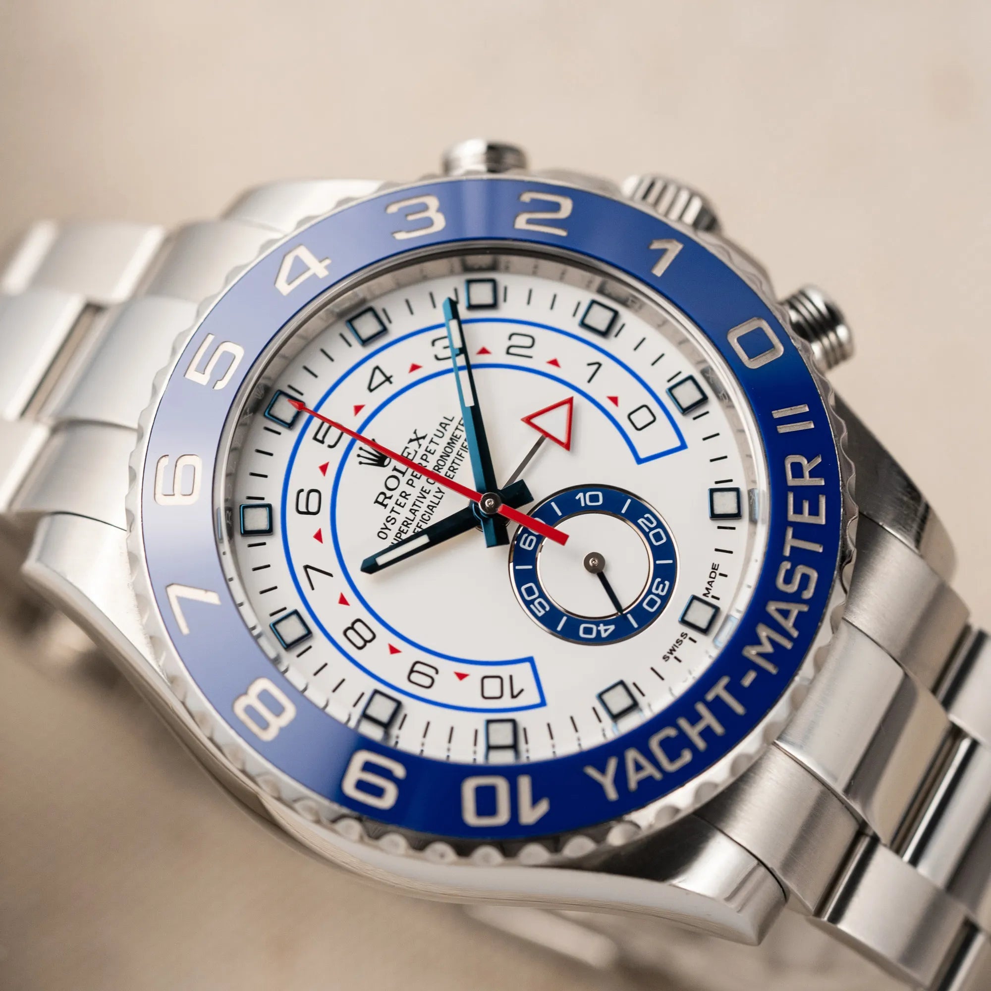 Detailaufnahme des Uhrenkopfes der Rolex Yacht-Master 2 mit weißem Zifferblatt und blauer Lynette, mit einem Zifferblatt im makellosen Zustand