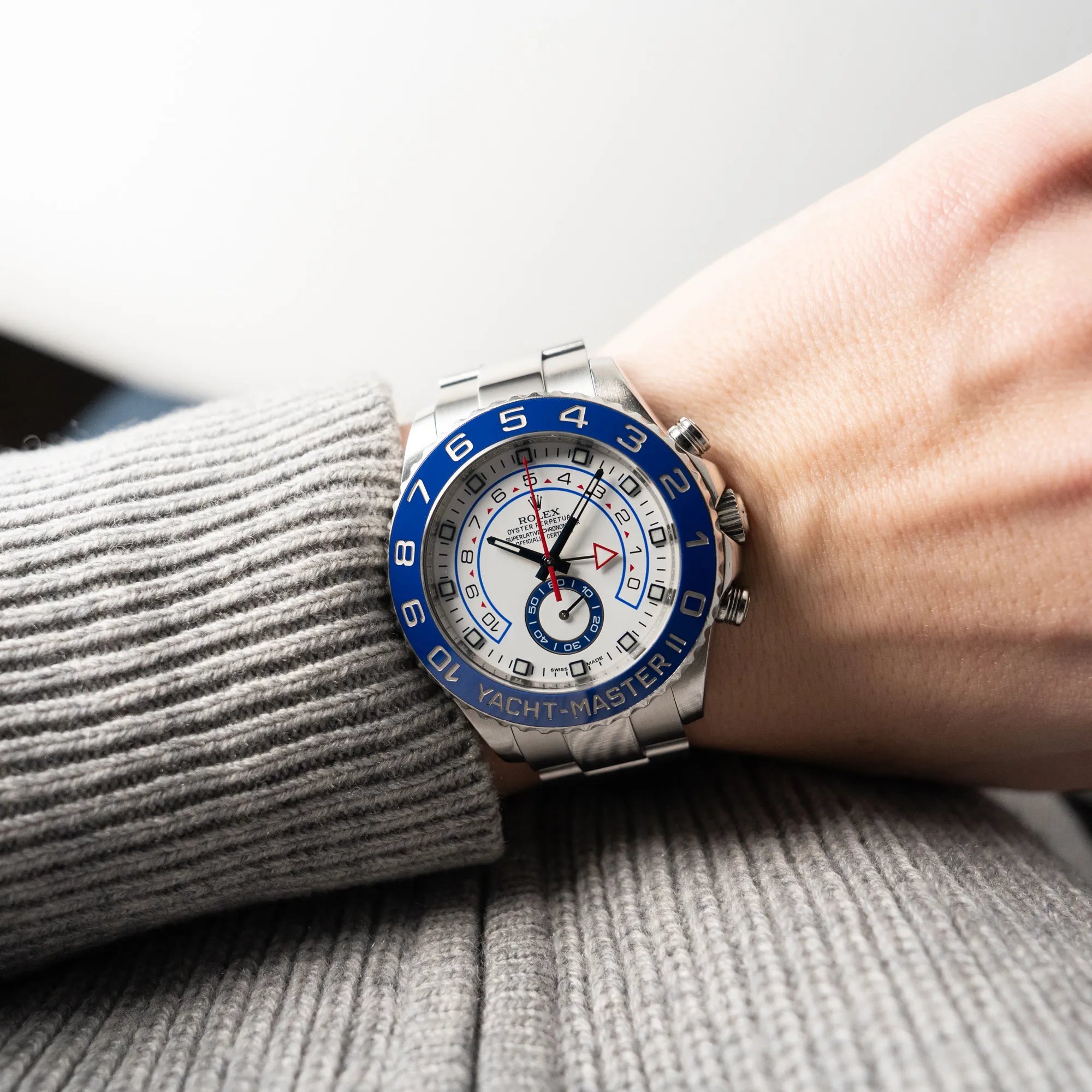 Wristshot mit der Rolex Yacht-Master 2 mit weißem Zifferblatt und blauer Lynette