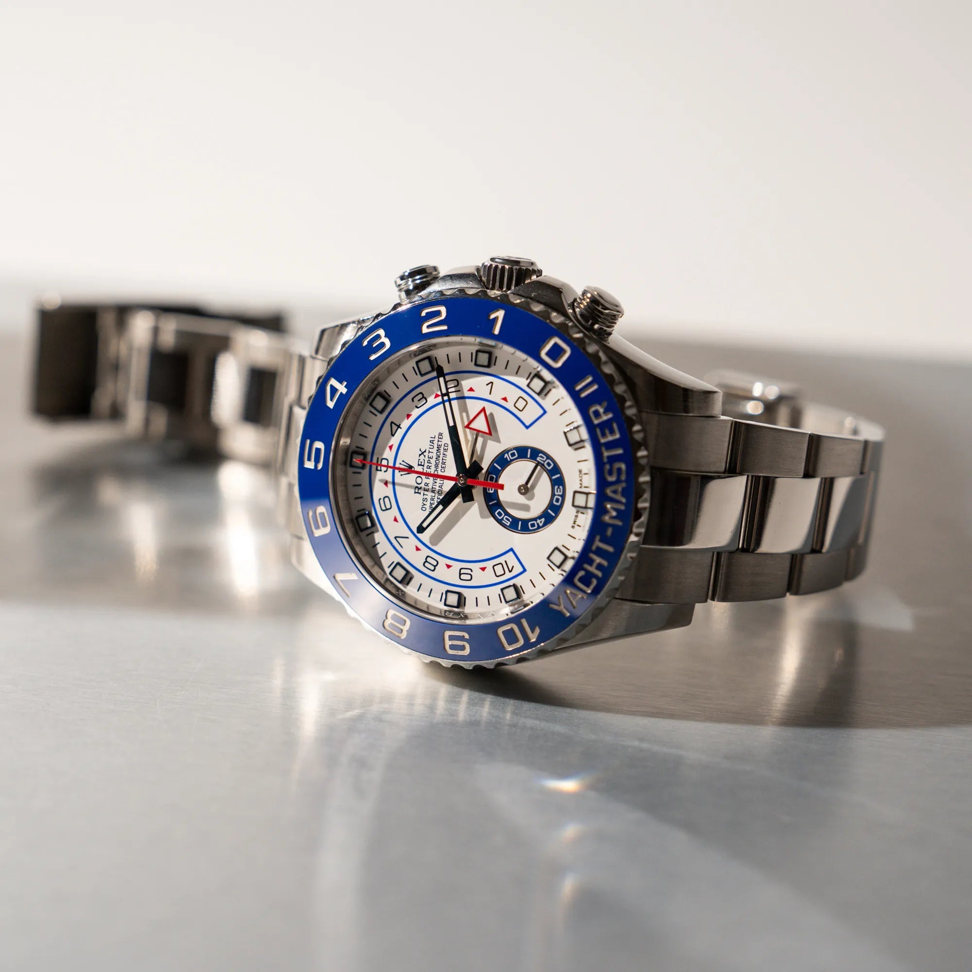 Produktfotografie der Rolex Yacht-Master 2 mit weißem Zifferblatt und blauer Lynette