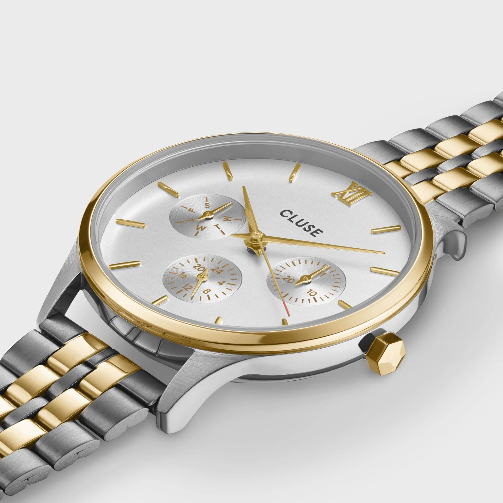 Detailansciht der Cluse Stahl-Uhr "Minuit Multifunction" in Bicolor-Optik (Stahl-Gelbgold) mit silberfarbenem Zifferblatt und drei Sub-Dials