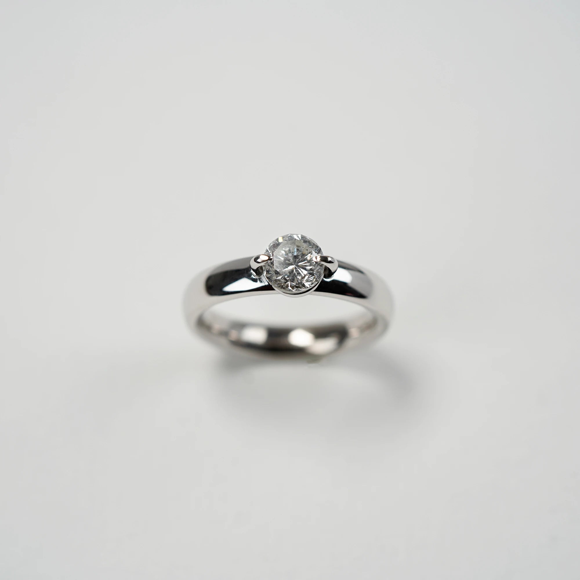 Produktfotografie des Weißgold-Solitaire-Rings mit einem 1,10 Carat Diamanten aus der Schmuckatelier Lang Collection mit einem leicht geneigten Blickwinkel von Oben herab