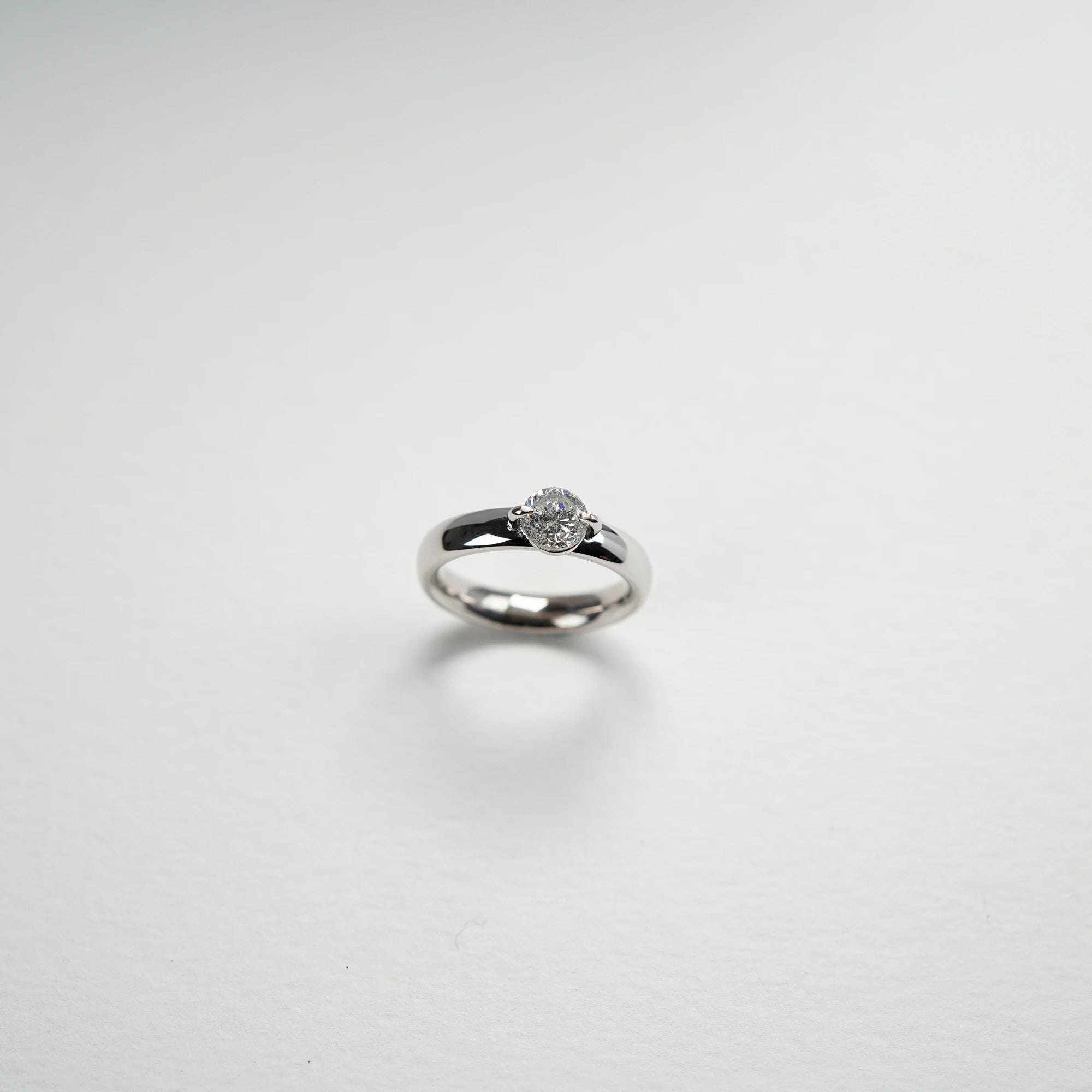 Produktfotografie des Weißgold-Solitaire-Rings mit einem 1,10 Carat Diamanten aus der Schmuckatelier Lang Collection