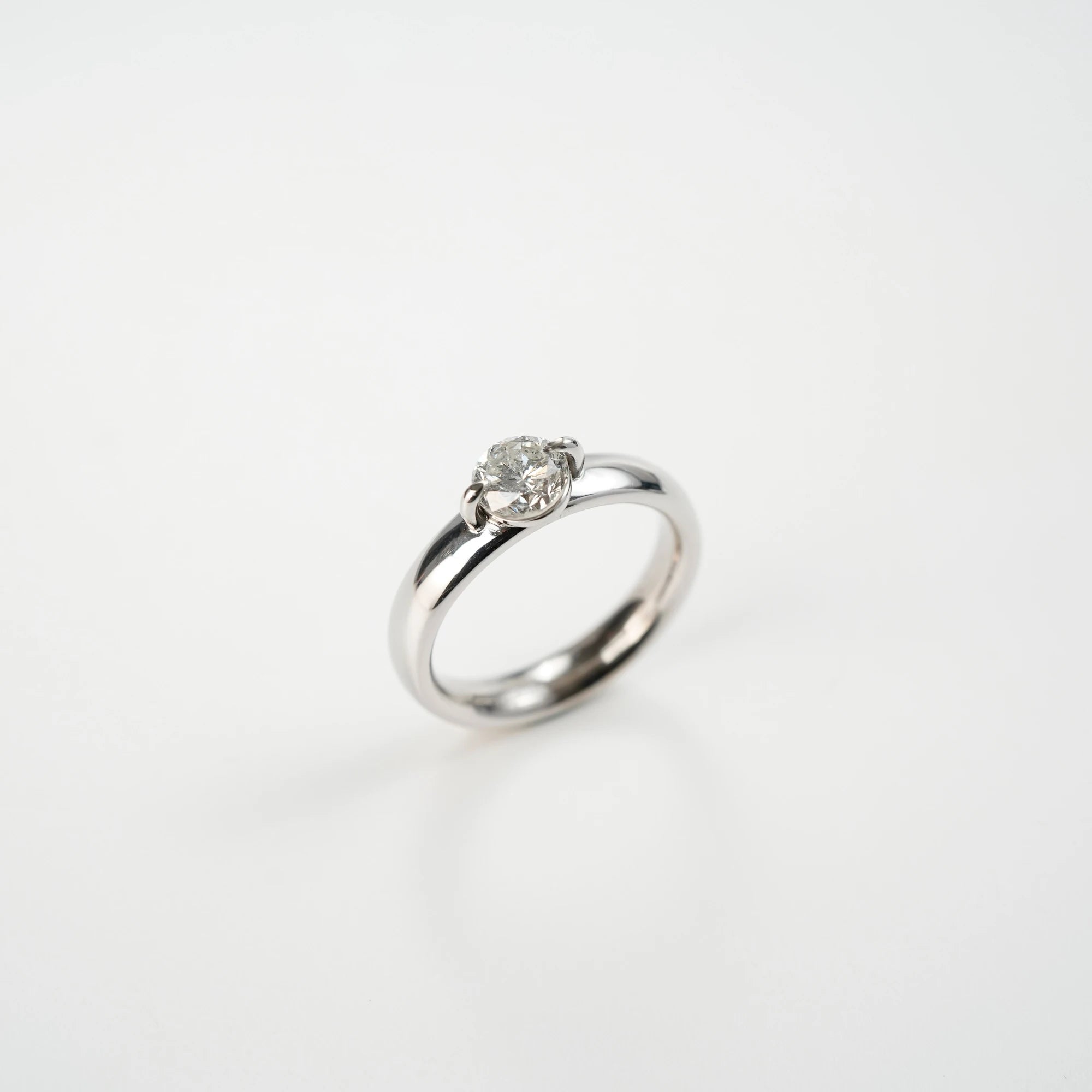Produktfotografie des "stehenden" Weißgold-Solitaire-Rings mit einem 1,10 Carat Diamanten aus der Schmuckatelier Lang Collection
