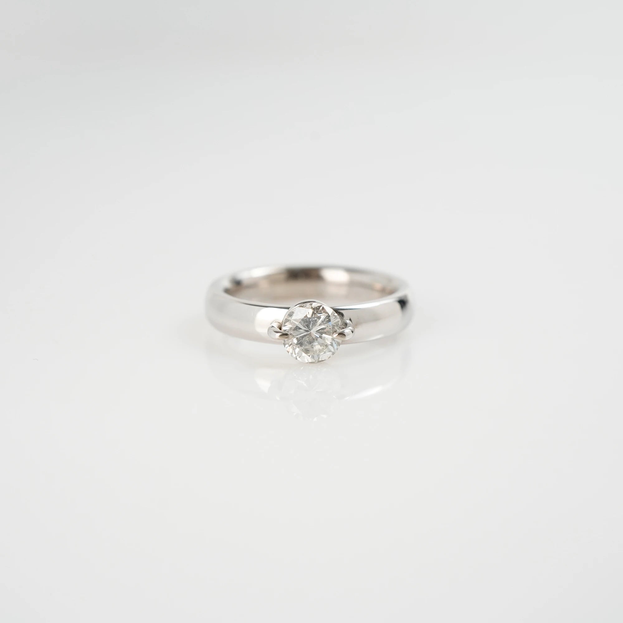 Produktfotografie des liegenden Weißgold-Solitaire-Rings mit einem 1,10 Carat Diamanten aus der Schmuckatelier Lang Collection