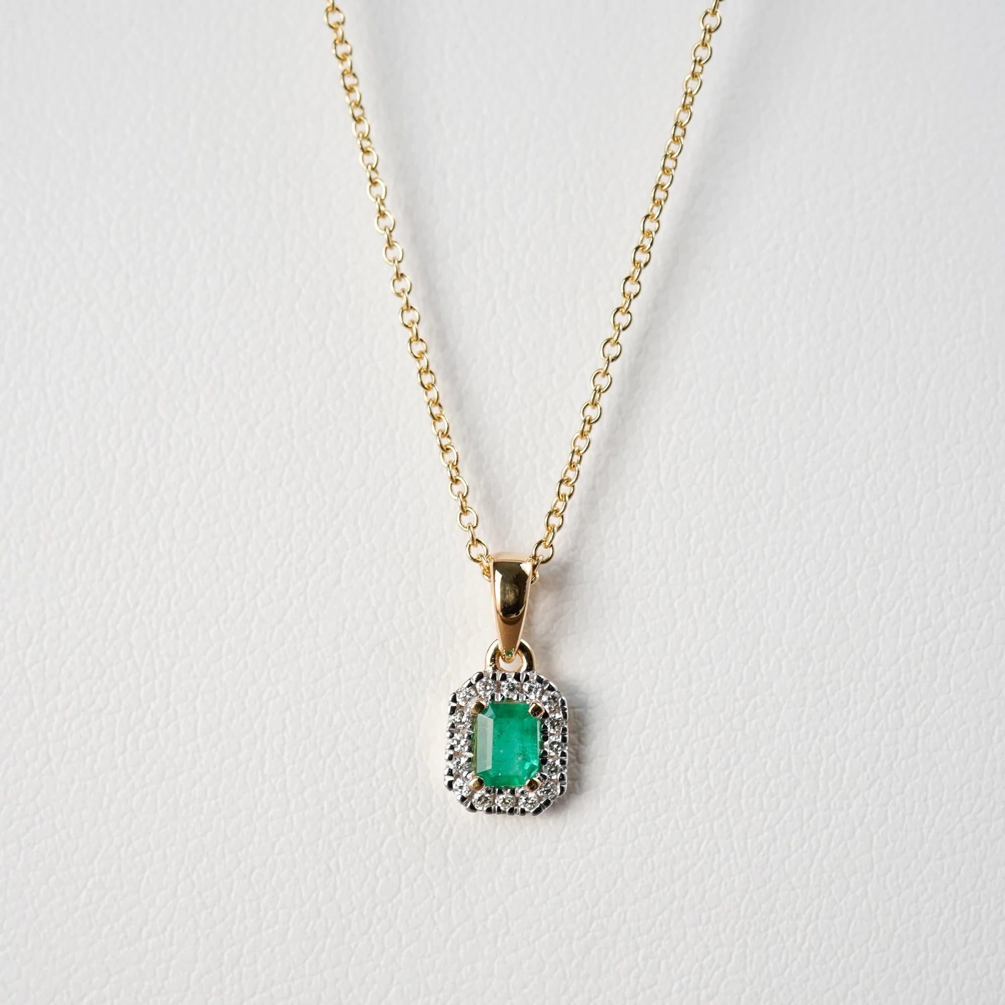 Frontale Ansicht der Smaragd Brillant Kette, bestehend aus einem Smaragd-Brillant Anhänger mit goldener Öse und einer goldenen feinen Kette