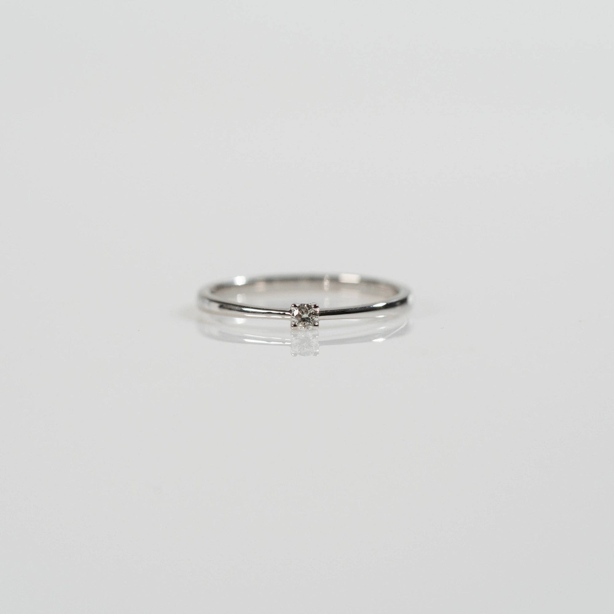 Frontale Ansicht des Verlobungsrings "Forever" aus der Schmuckatelier Lang Collection mit einem in einer 4er Kappe gefassten Diamanten mit einem Gewicht von 0.05 Carat