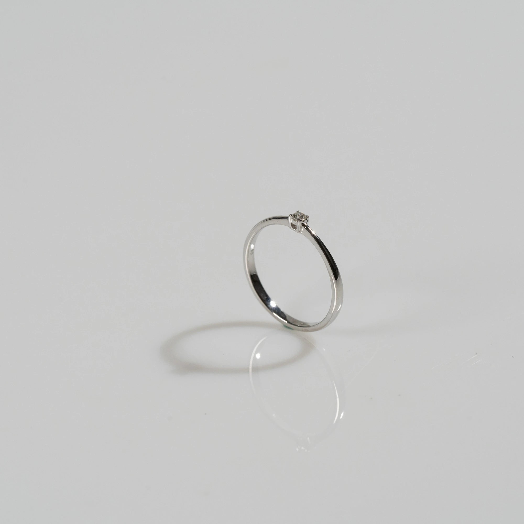 Weißgold-Verlobungsring "Forever" aus der Schmuckatelier Lang Collection mit einem in einer 4er Kappe gefassten Diamanten mit einem Gewicht von 0.1 Carat