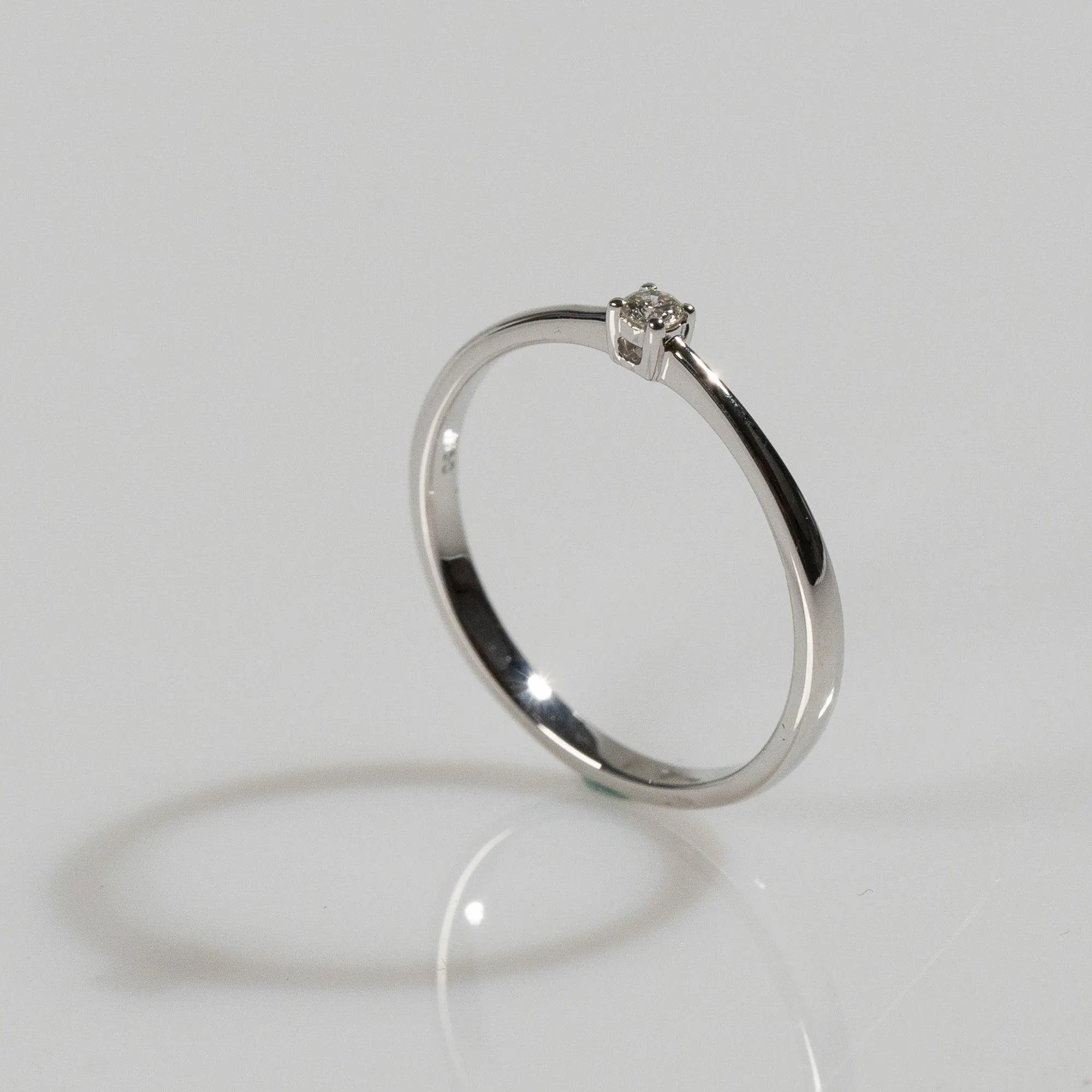 Detailaufnahme des Weißgold-Verlobungsrings "Forever" aus der Schmuckatelier Lang Collection mit einem in einer 4er Kappe gefassten Diamanten mit einem Gewicht von 0.1 Carat