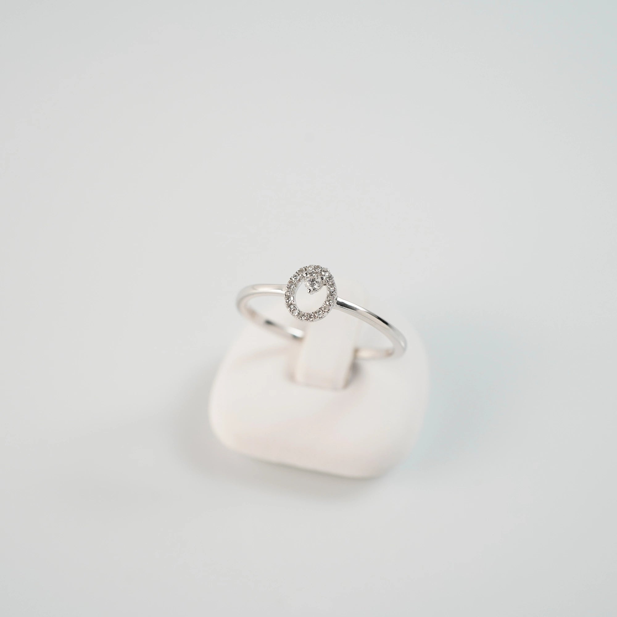 Blick von schräg oben auf den "Fine Oval" Verlobungsring aus Weißgold, der mit einem ovalen Diamantkranz verziert wurde