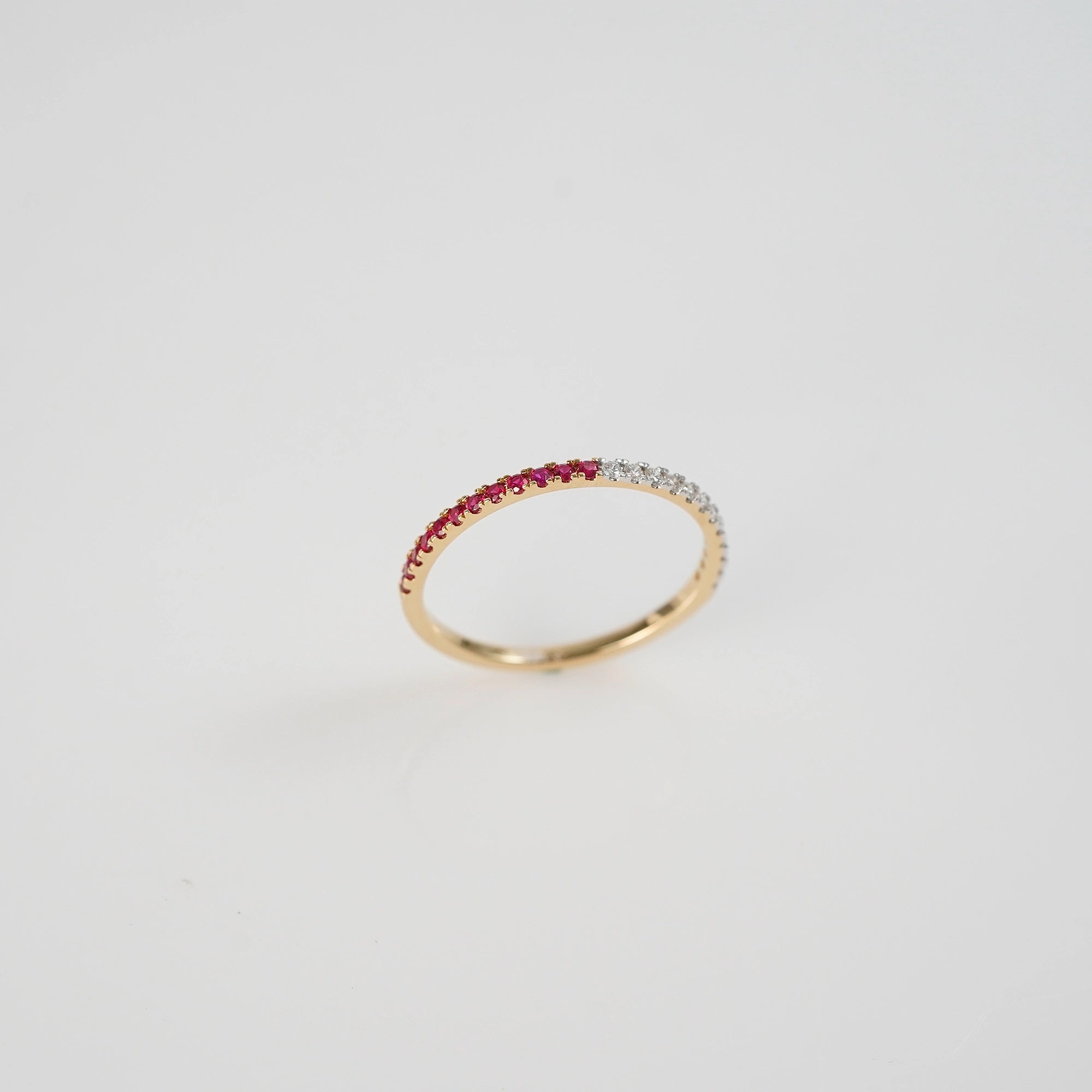 Produktfoto des stehenden Memoire Rings aus der Schmuckatelier Lang Collection, der halb mit Rubinen und halb mit Diamanten besetzt ist