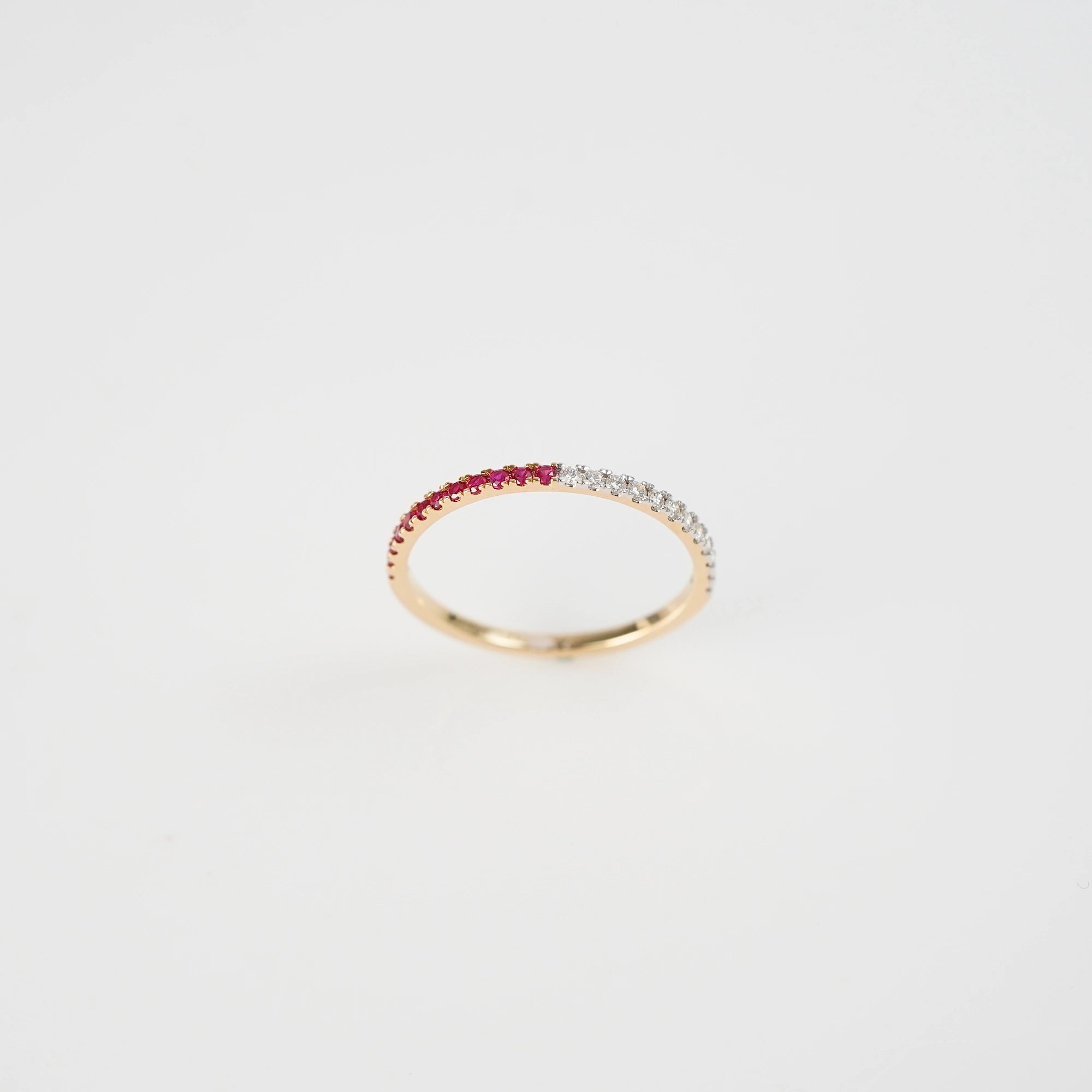 Blick von Oben auf den Memoire Ring aus der Schmuckatelier Lang Collection, der halb mit Rubinen und halb mit Diamanten besetzt ist