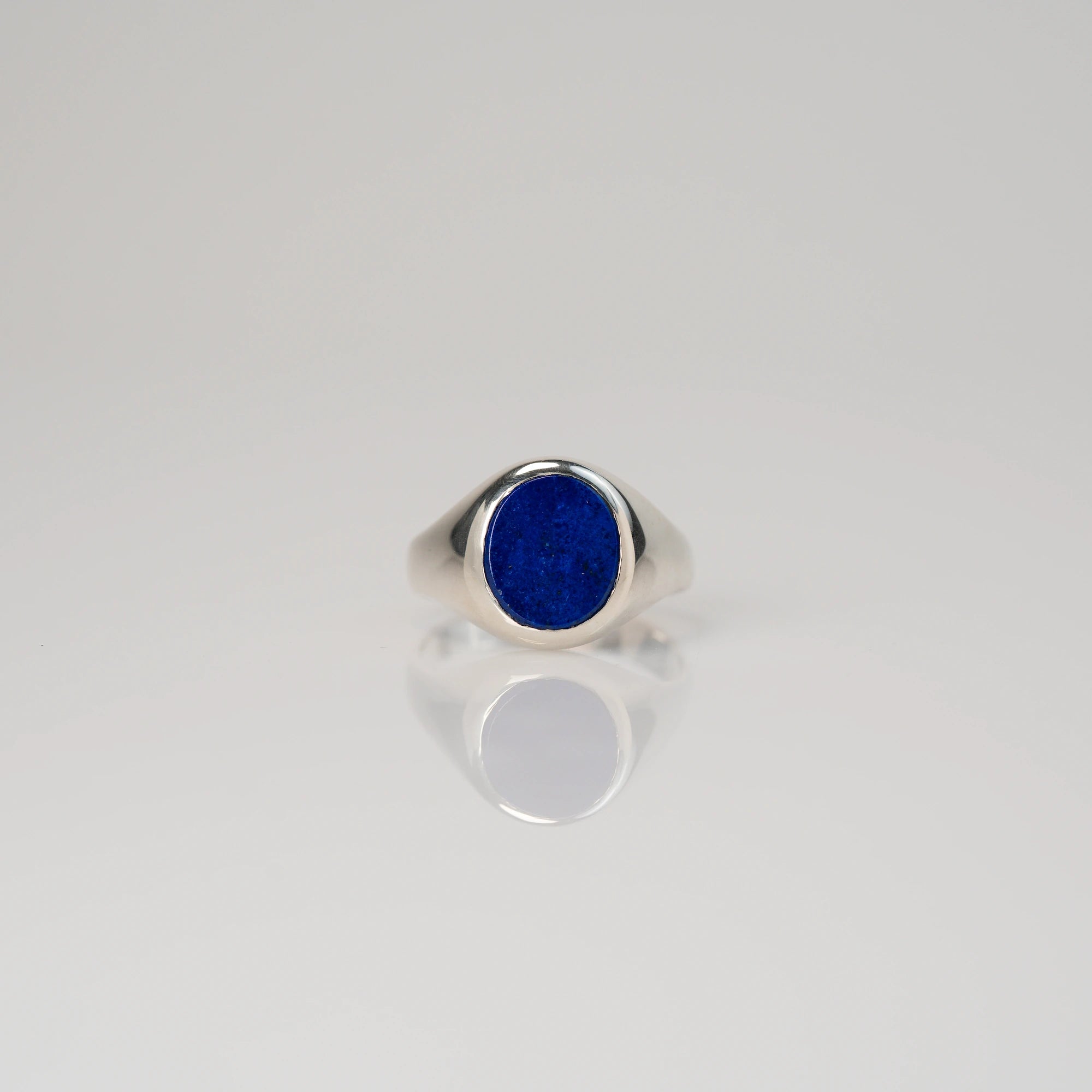 Frontale Ansicht des handgefertigten Siegelrings aus 925er Silber mit einem eingefassten, ovalen Lapis Lazuli Edelstein