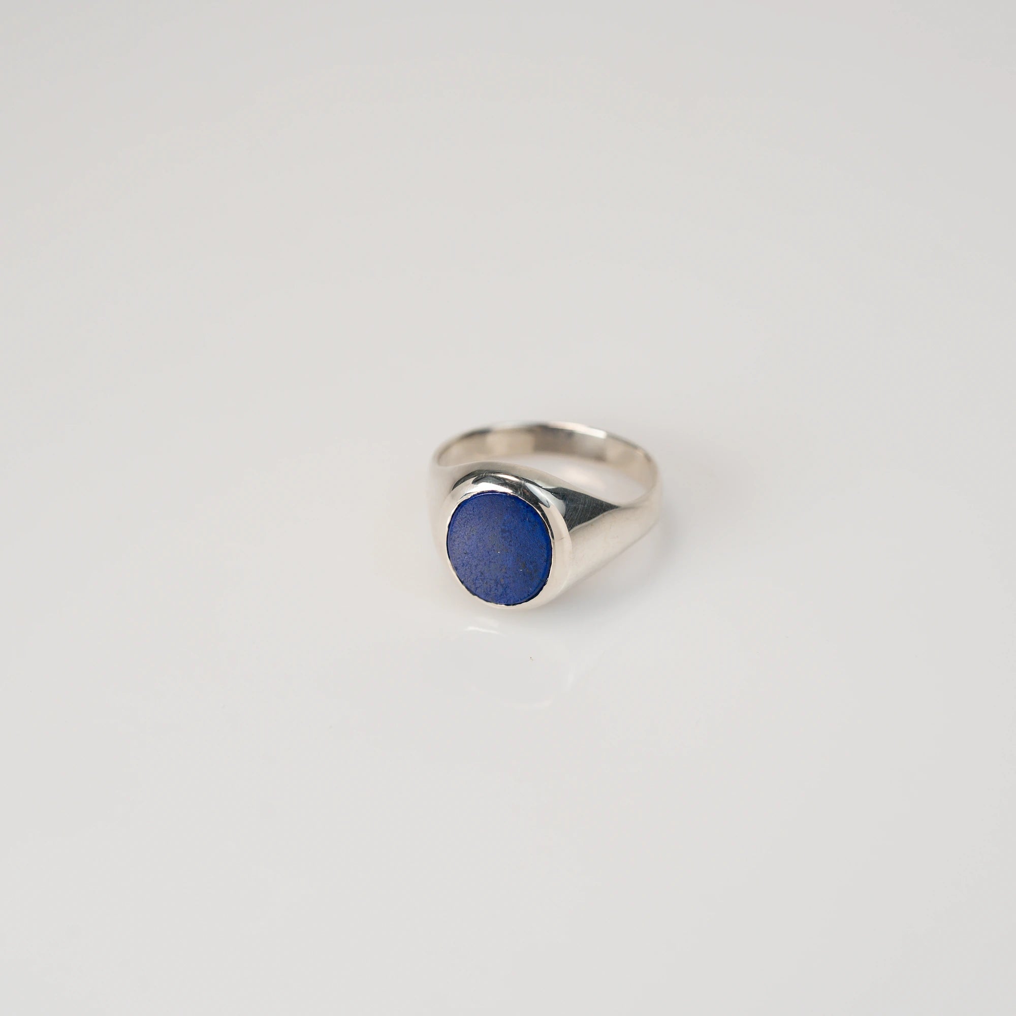Leicht schräge Ansicht des handgefertigten Siegelrings aus 925er Silber mit einem eingefassten, ovalen Lapis Lazuli Edelstein