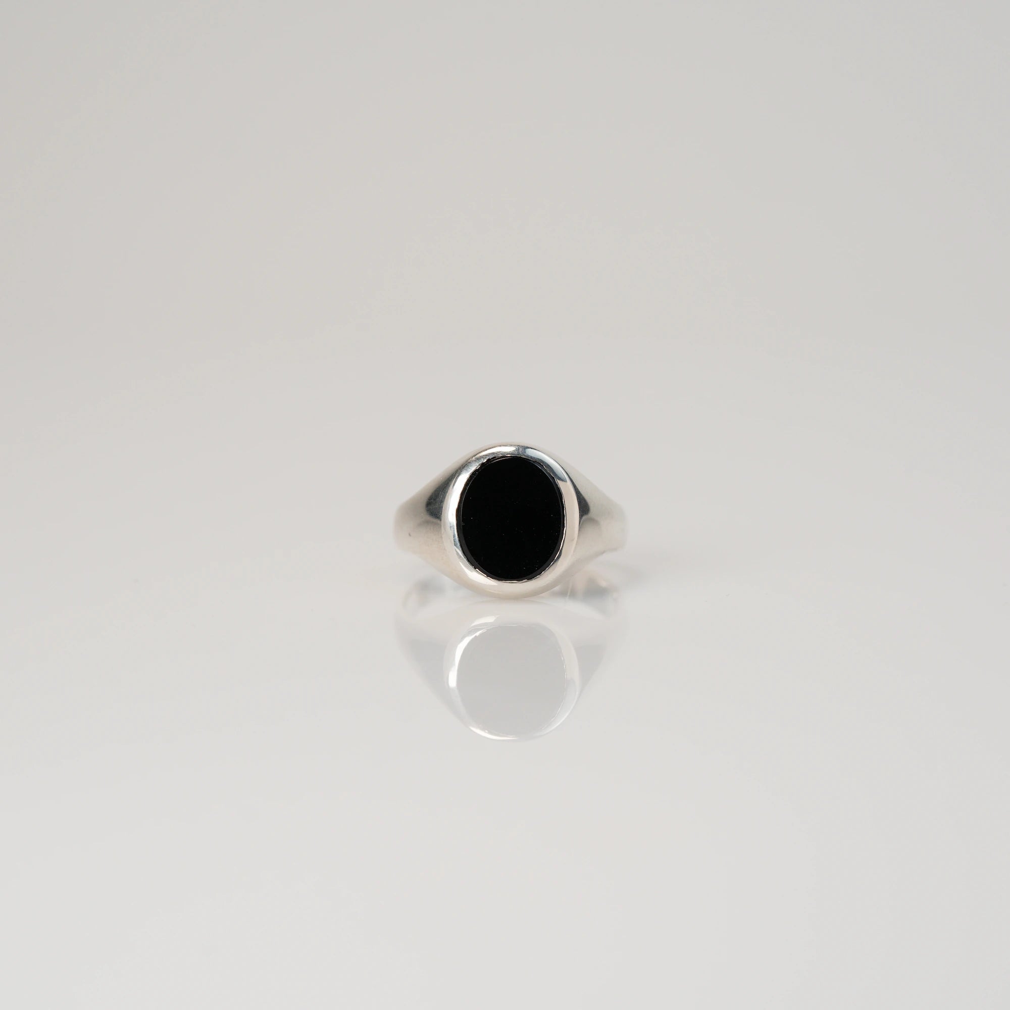 Frontale Ansicht des handgefertigten Siegelrings aus 925er Silber mit einem eingefassten, ovalen Onyx Edelstein