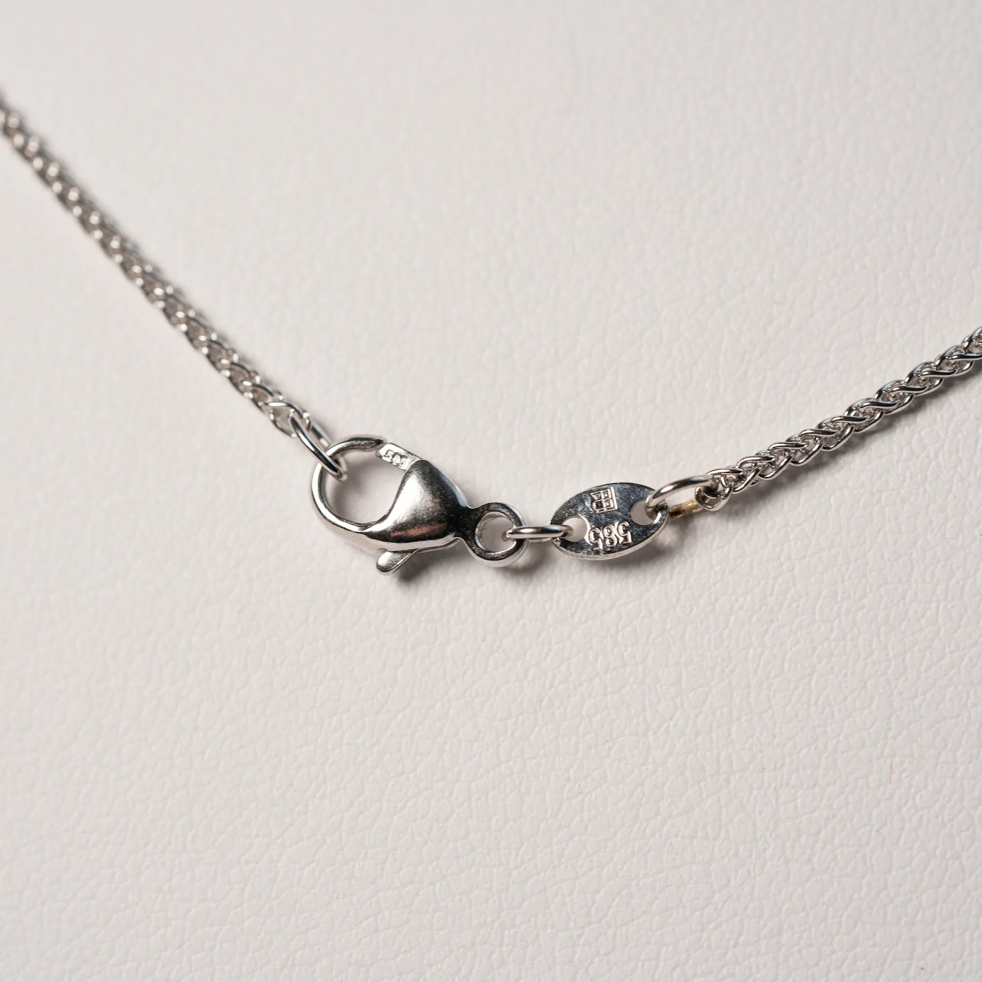Detailaufnahme des Verschlussmechanismus (Karabiner) der Weißgoldkette des Smaragd-Colliers aus der Schmuckatelier Lang Collection