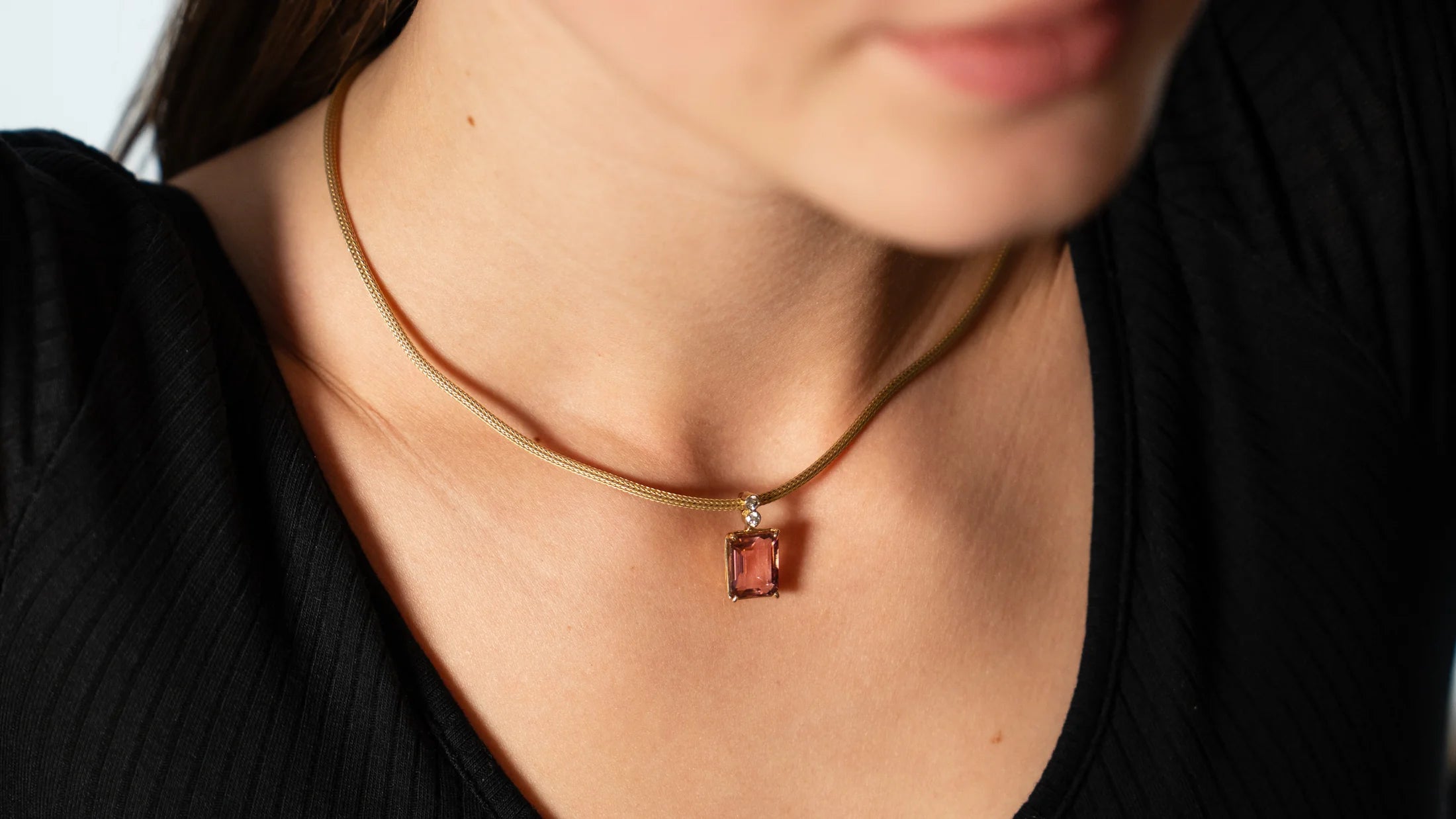 Blick auf das Dekolleté einer Frau, die das Tansanit Collier aus der Schmuckatelier Lang Collection