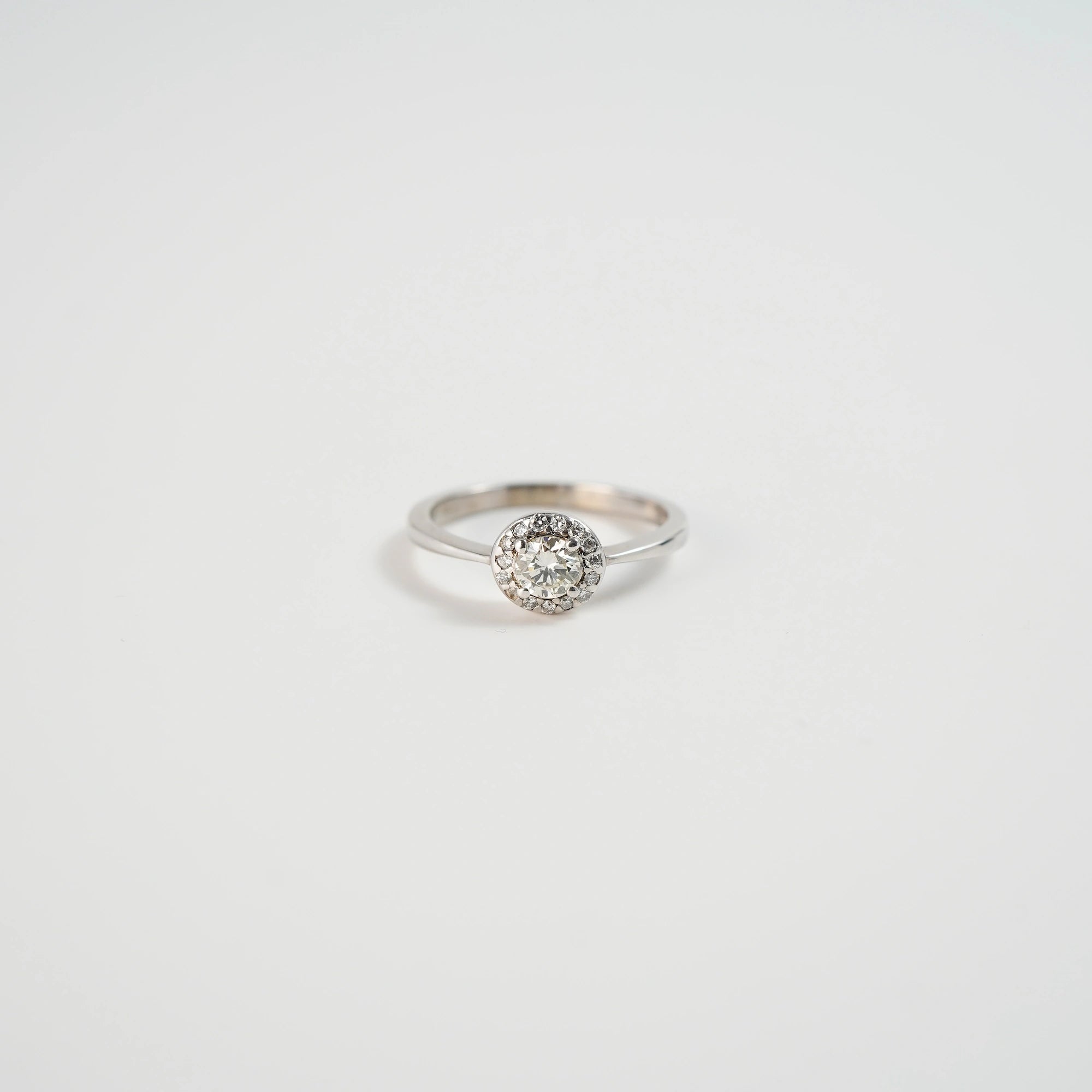 Produktfoto des Verlobungsrings "Blossom" aus der Schmuckatelier Lang Collection in Weißgold mit einem markantem Detail aus mehreren Diamanten, dass in der Anordnung an eine Blüte erinnert