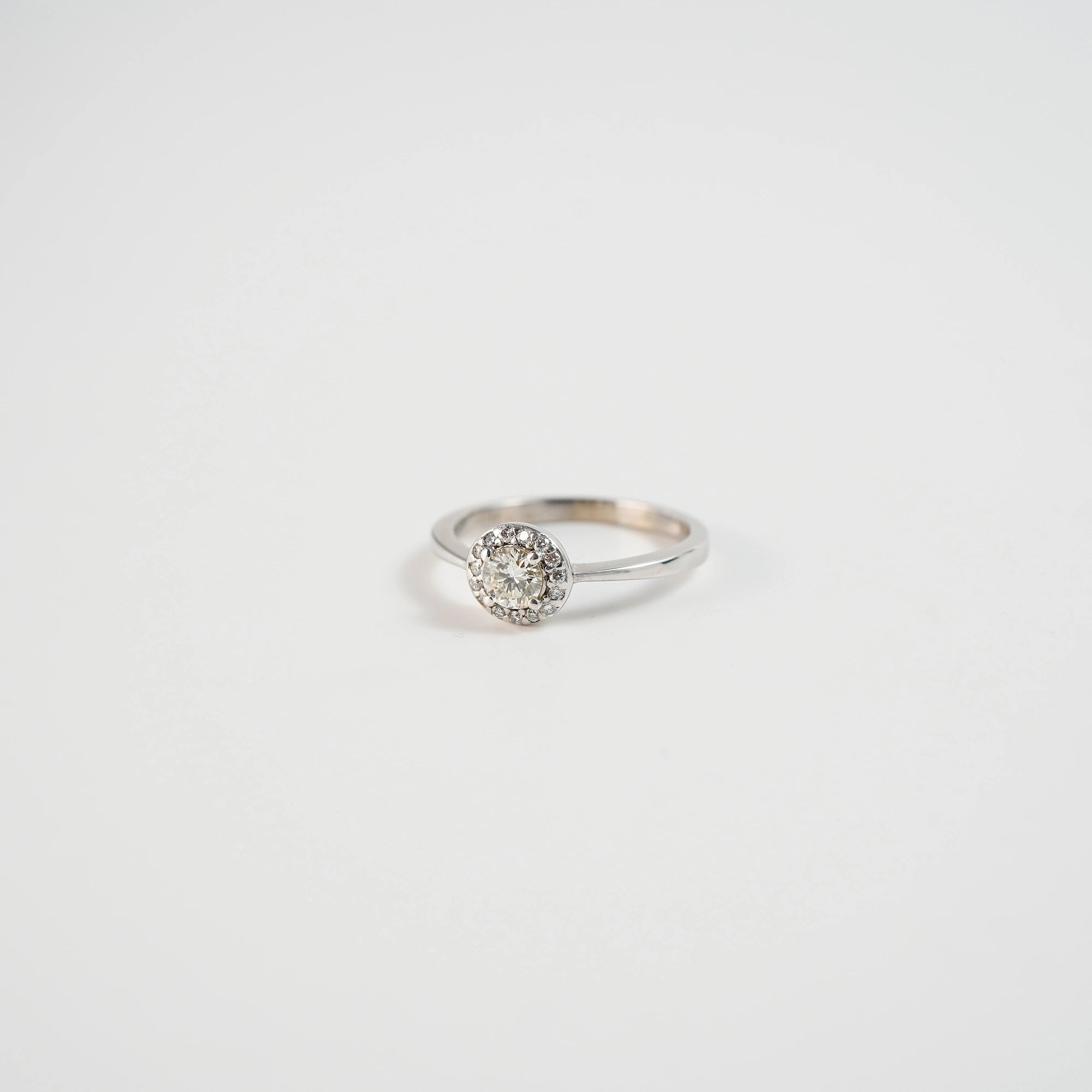 Produktfoto de liegenden Verlobungsrings "Blossom" aus der Schmuckatelier Lang Collection in Weißgold mit einem markantem Detail aus mehreren Diamanten, dass in der Anordnung an eine Blüte erinnert