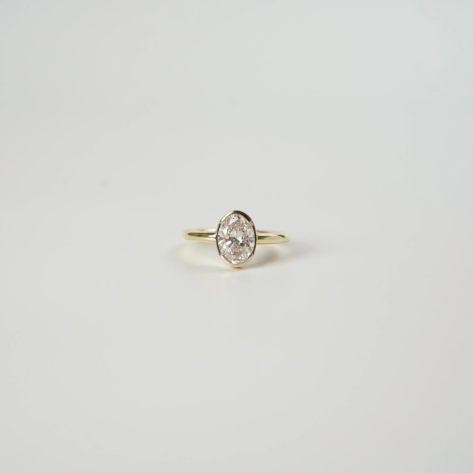 Frontale Ansicht des in Gelbgold gefertigten Verlobungsring "Gleaming Love" mit einem großen Labor-Diamanten mit 2.03ct