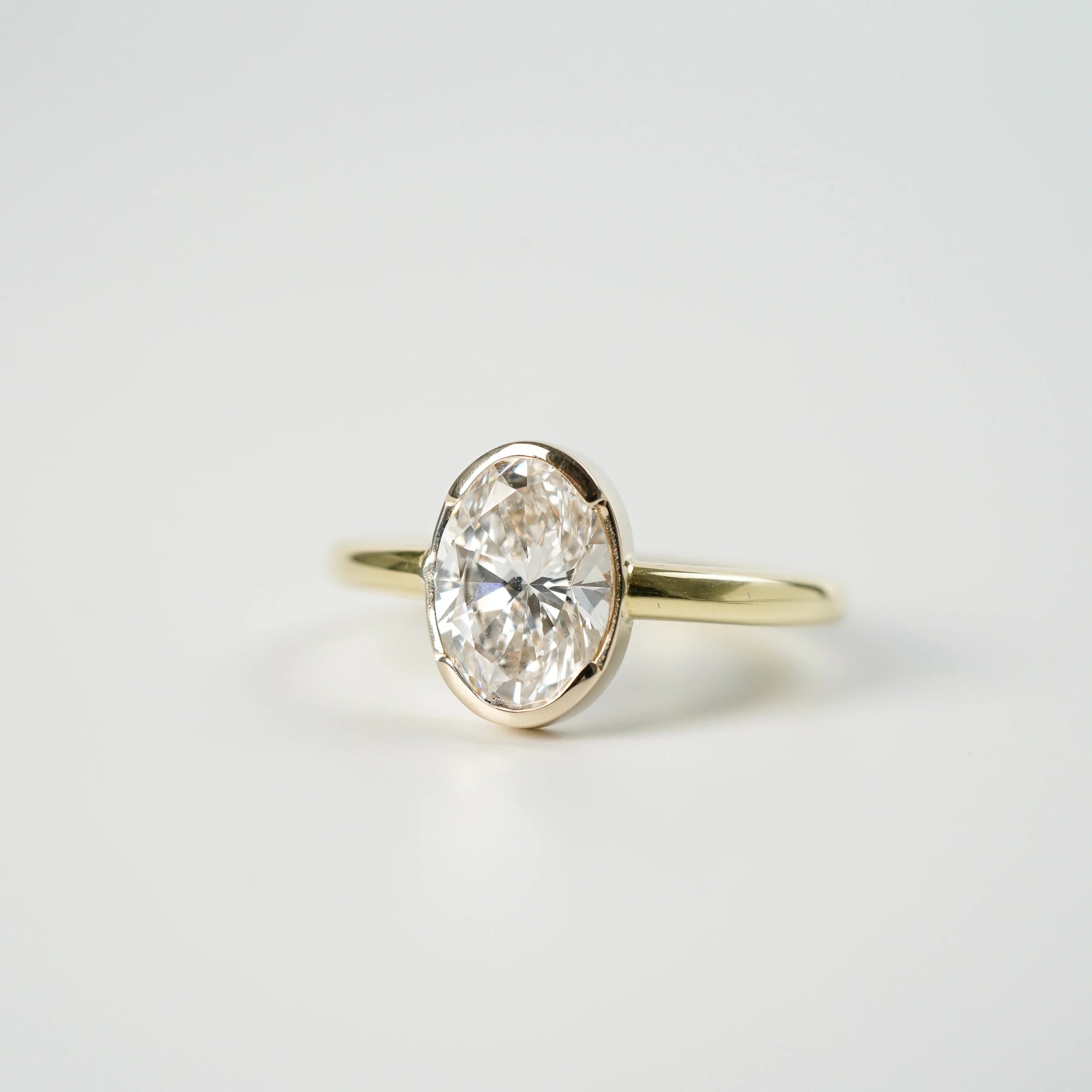 Detailaufnahme des in Gelbgold gefertigten Verlobungsring "Gleaming Love" mit einem großen Labor-Diamanten mit 2.03ct (liegend)