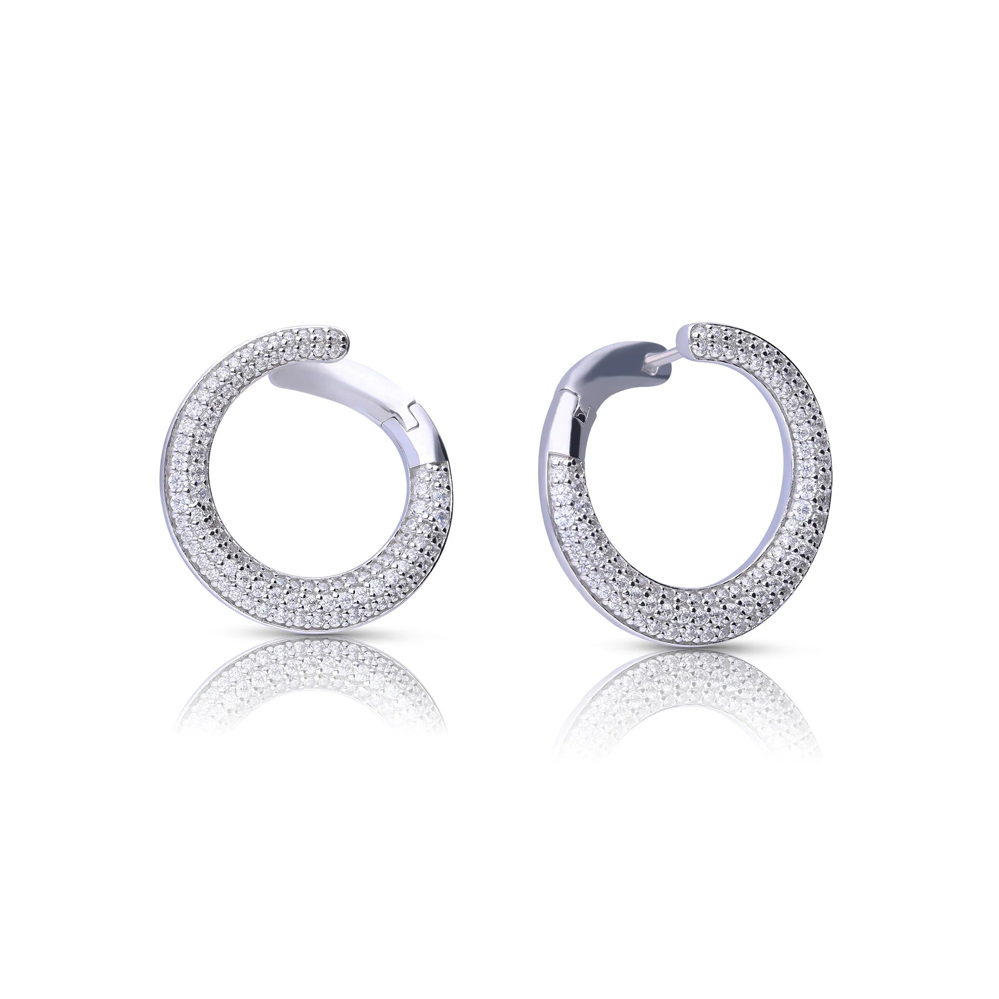 Produktfotografie der Diamonfire-Ohrstecker in einer runden, geschwungenen Form (mit "Öffnung") aus Silber mit einem kompletten Pavé-Besatz