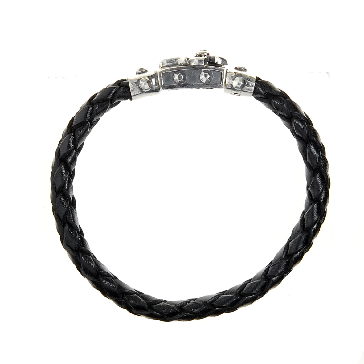 Seitliche Ansicht auf das geflochtene, schwarze Lederarmband mit Silber-Schließe, die mit einer Lilie verziert wurde