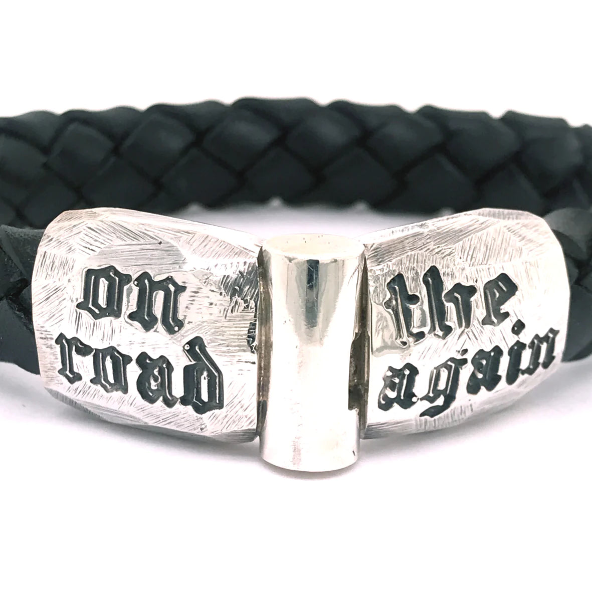 Detailaufnahme der Schließe aus Silber mit dem schwarzen Bikerspruch "on the road again"