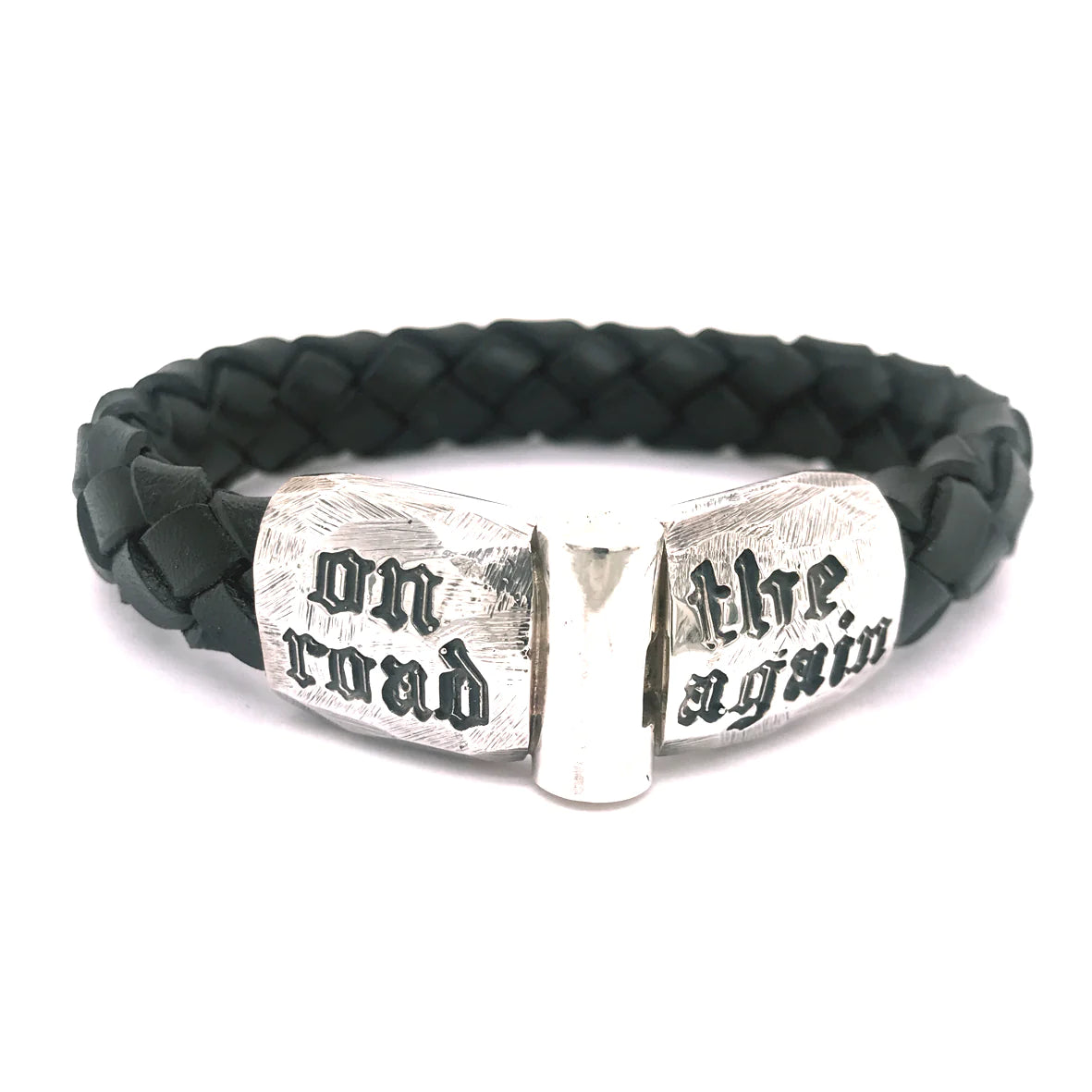 Schwarzes, geflochtenes Lederarmband mit Schließe aus Silber und dem Spruch "on the road again"