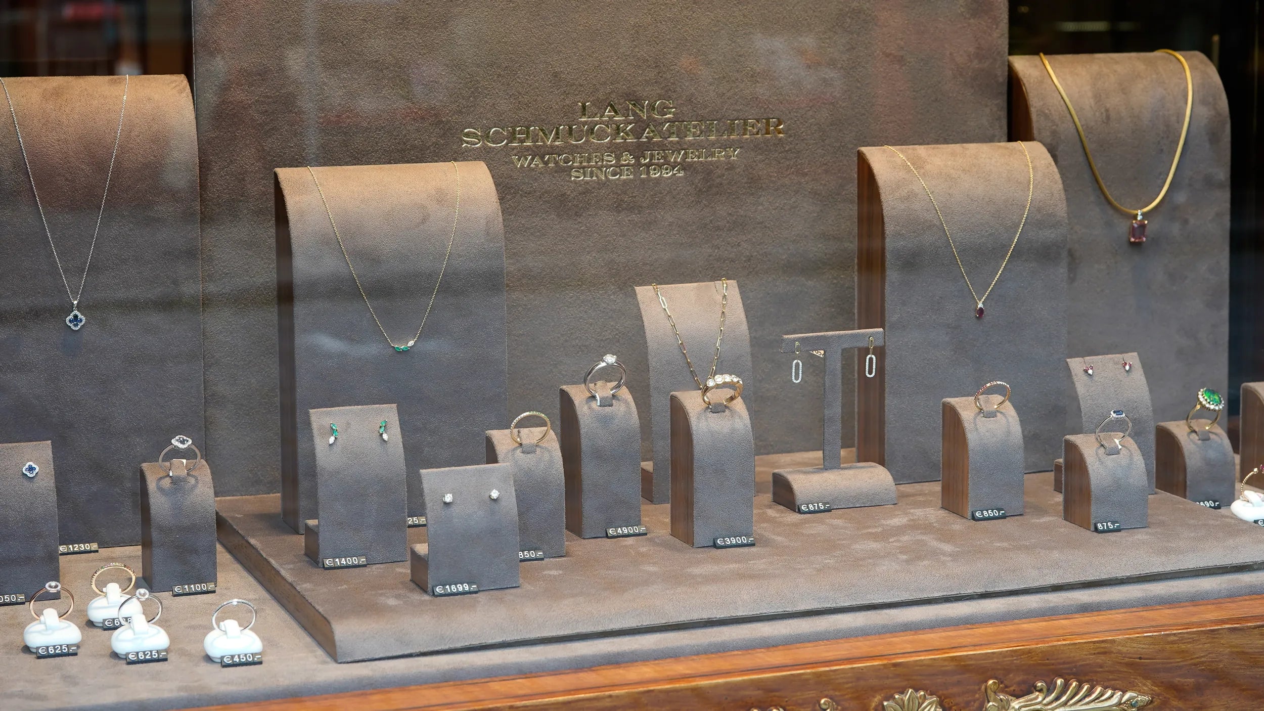 Blick ins Schaufenster für Exklusive Schmuckstücke bei Schmuckatelier Lang