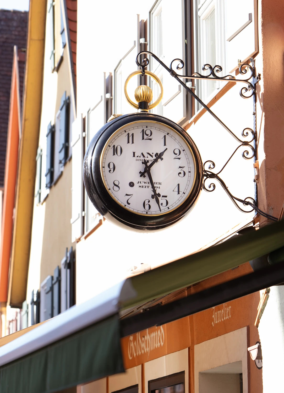 Blick auf die Fassadenuhr am Ladengeschäft in der Segringer Straße in Dinkelsbühl
