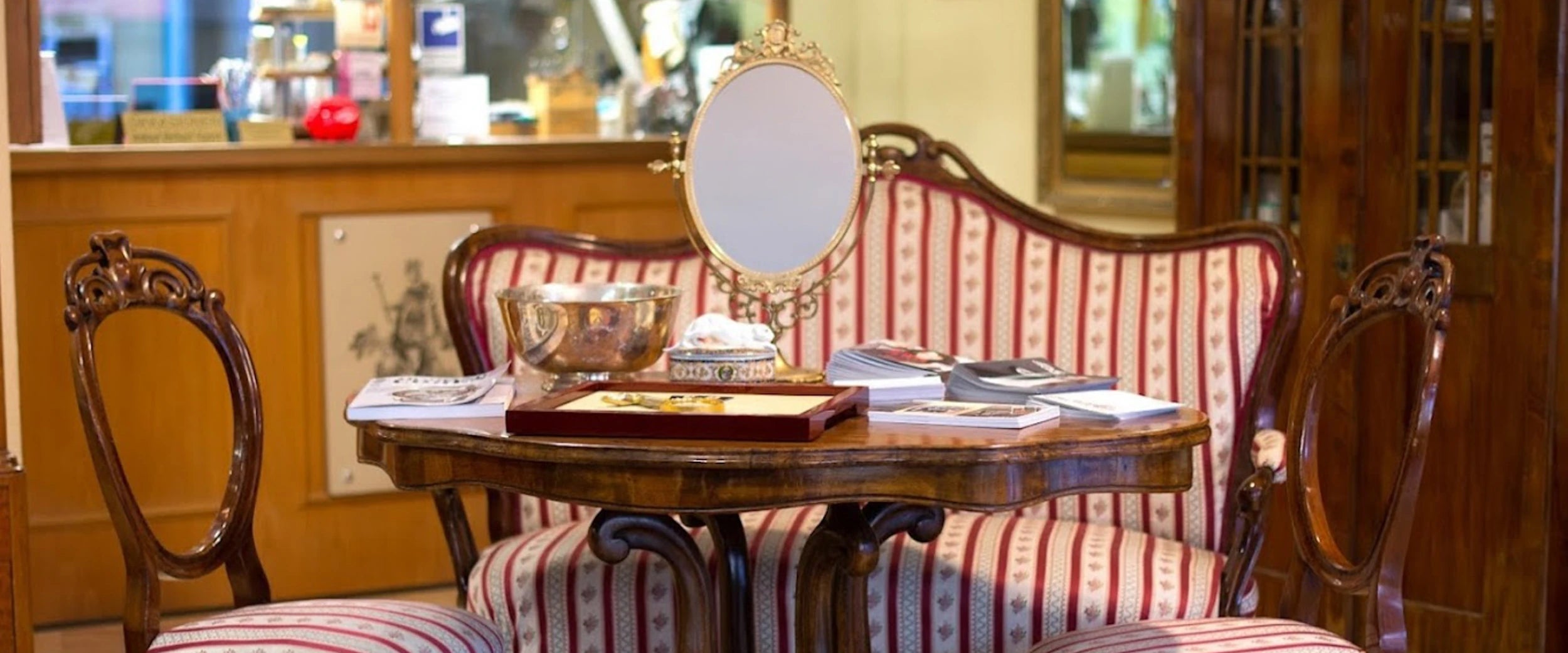 Bild des Ladengeschäfts mit altem antiken Sofa vor der Reservierung 2023