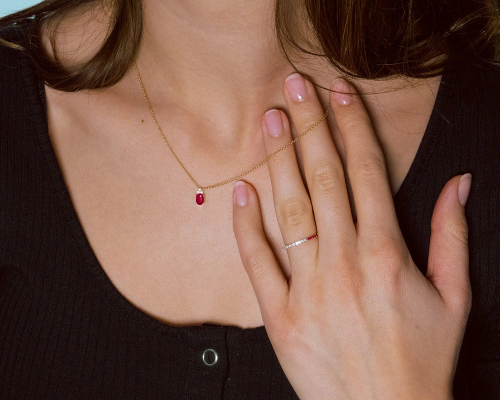 Kombiniertes Schmuckset aus Ring und passendem Collier mit Brillanten und Rubinen