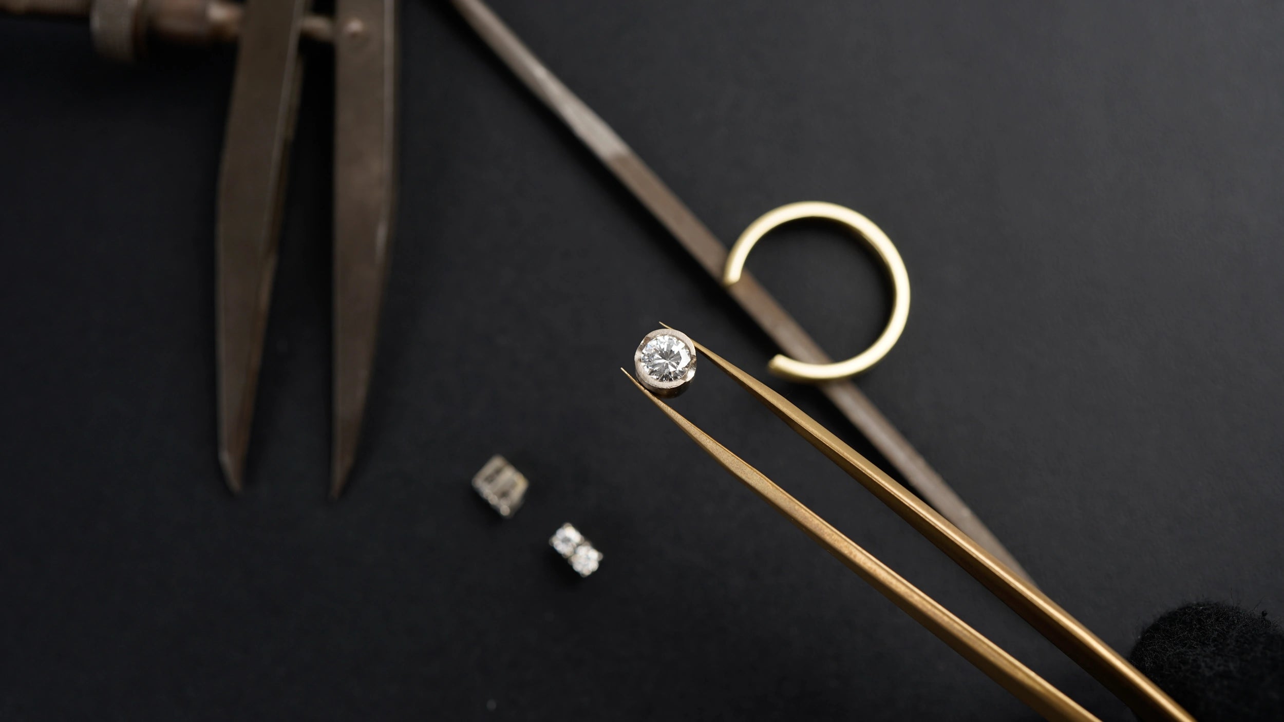 Serviceleistungen für Schmuck bei Schmuckatelier Lang Anfertigung eines Brillant Goldrings