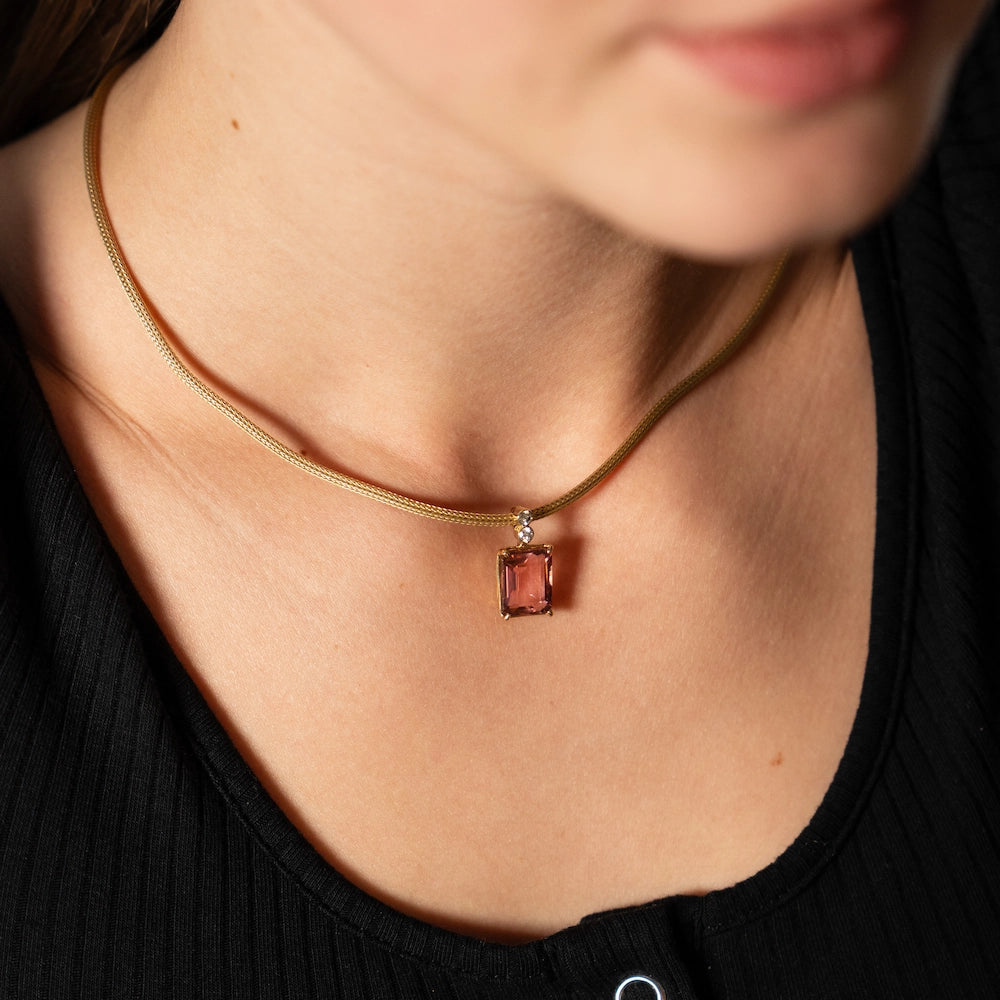 Blick auf das Dekolleté einer Frau, die das Tansanit Collier aus der SL Collection trägt