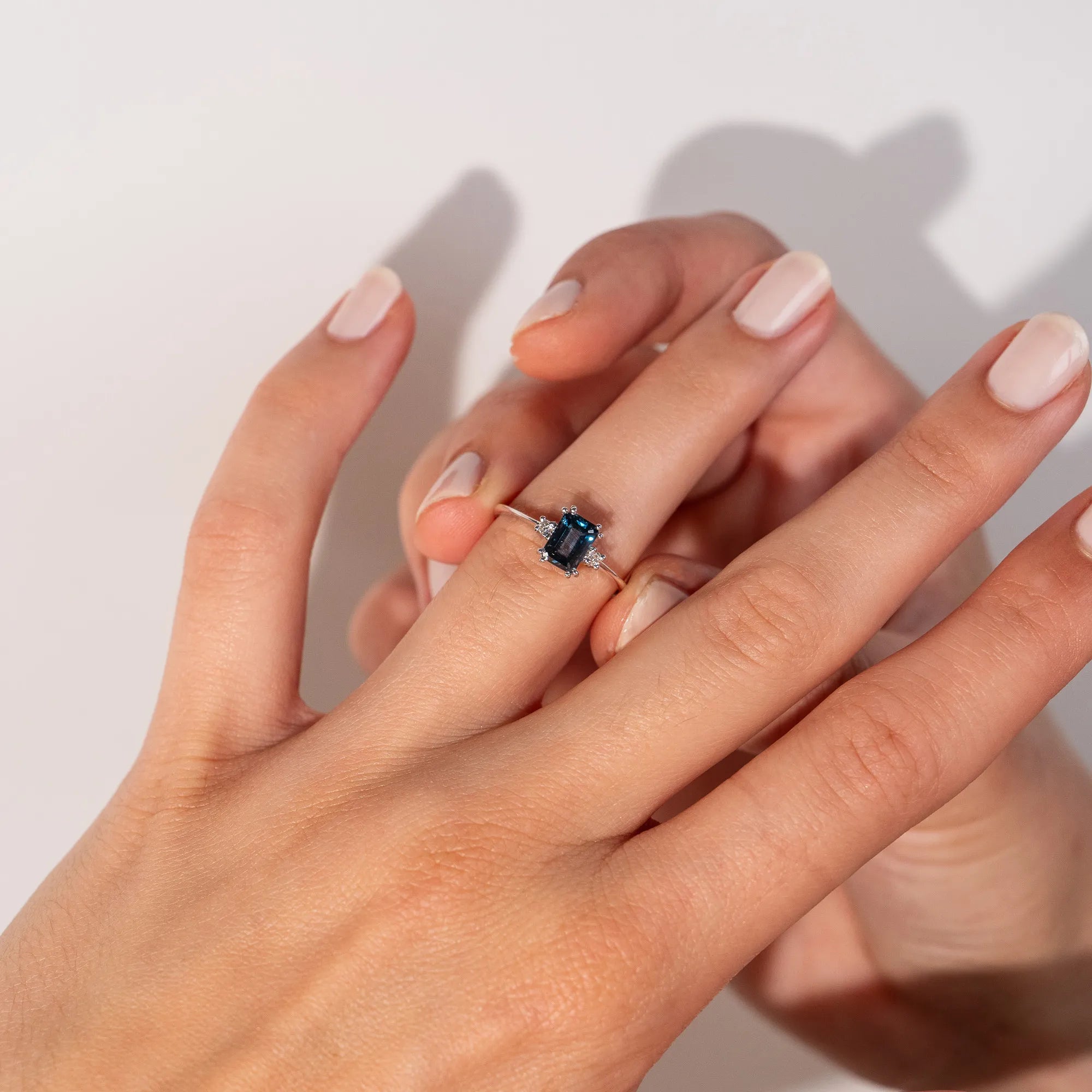 Ring with blue topaz | 18ct white gold