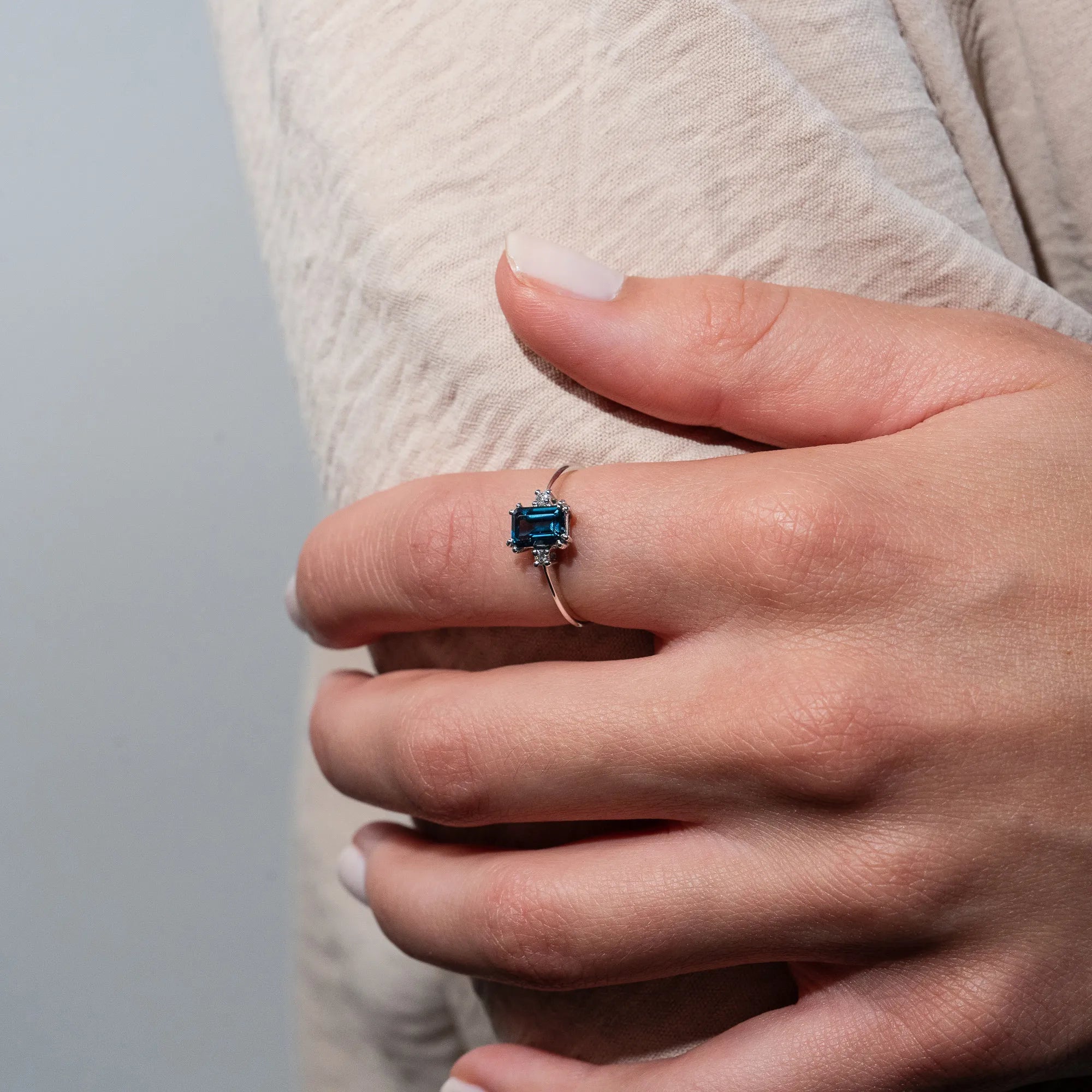 Weißgold-Ring mit blauem Topaz | 18 Karat