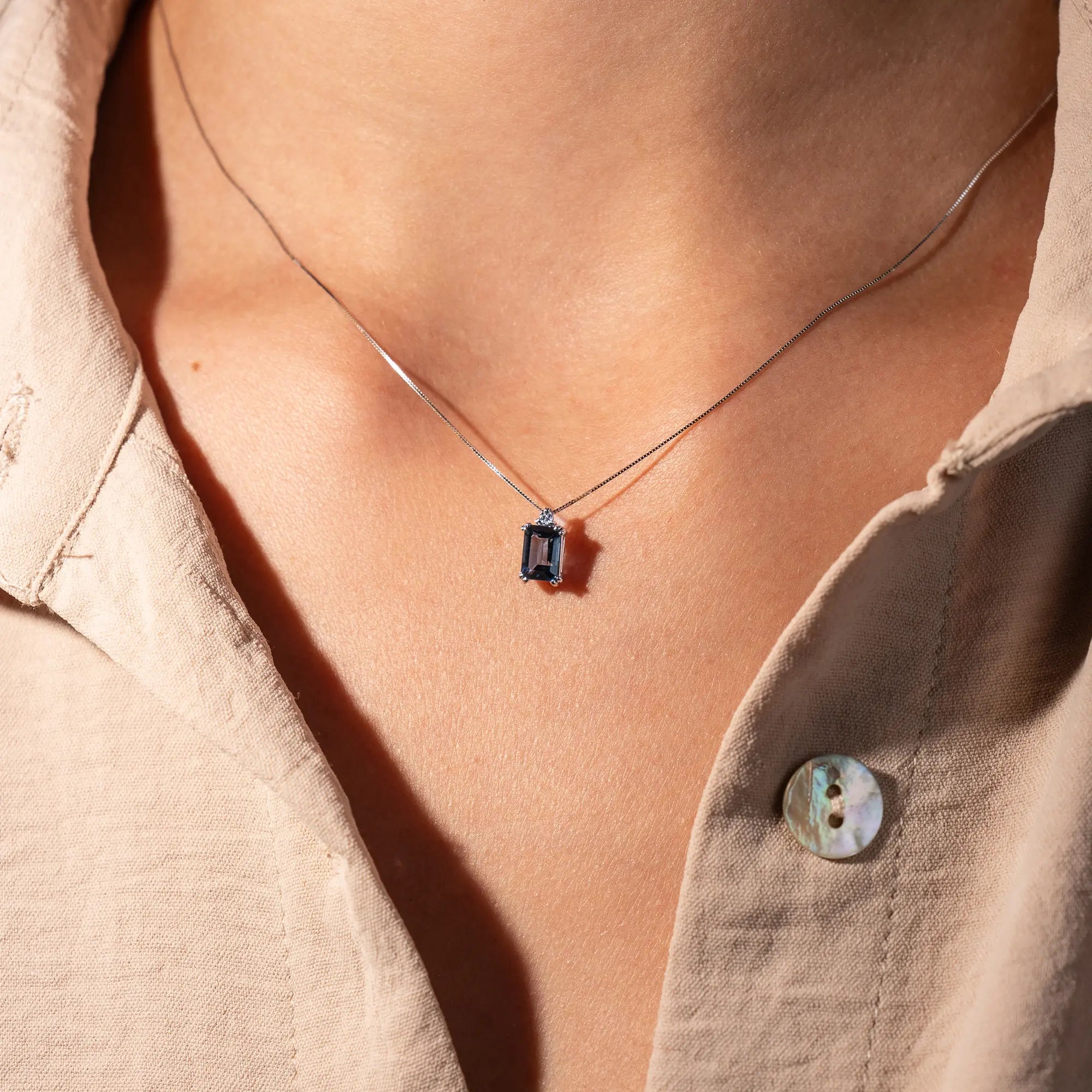 Necklace with blue topaz | 18 ct white gold