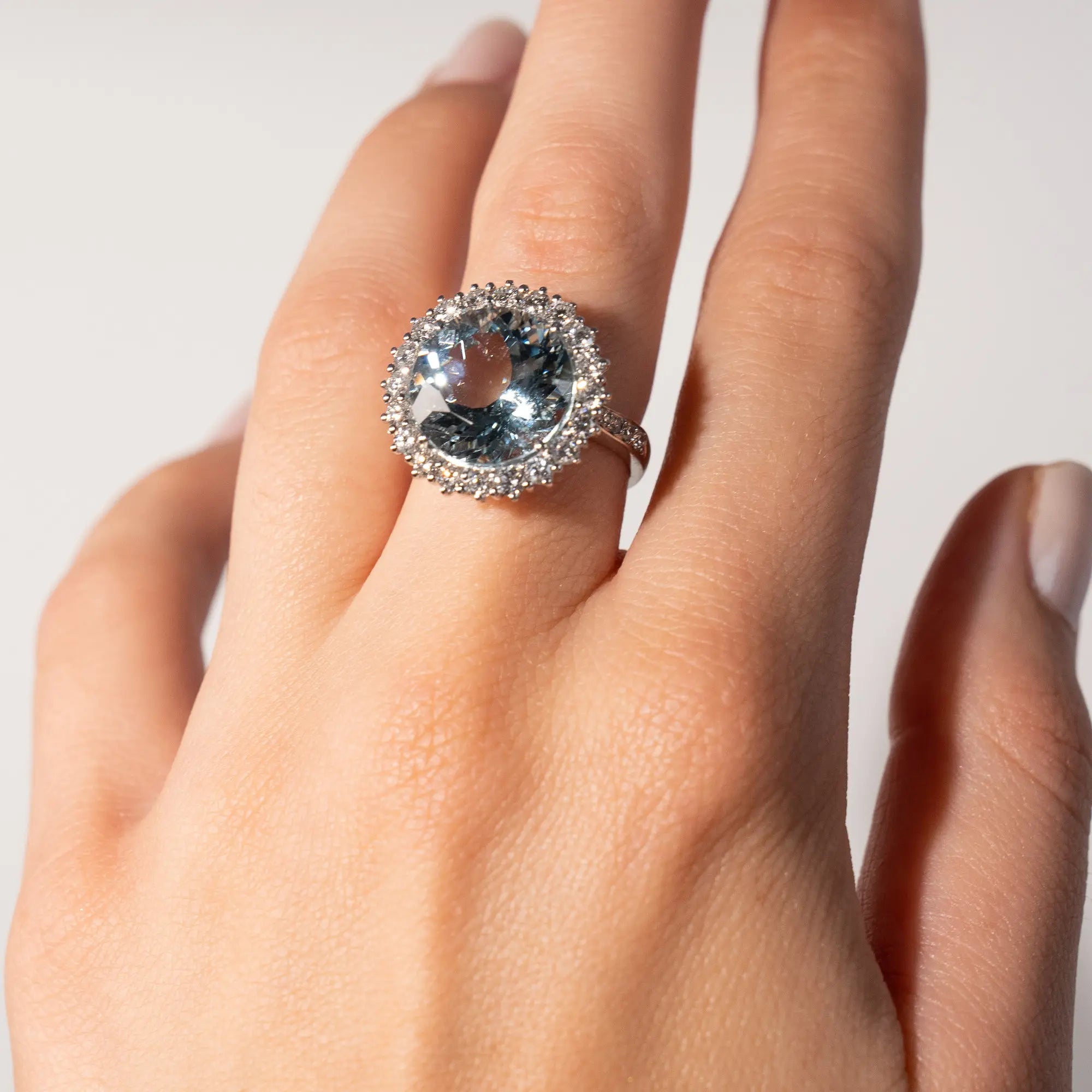 Weißgold-Aquamarin Ring mit Brillanten | 18 Karat