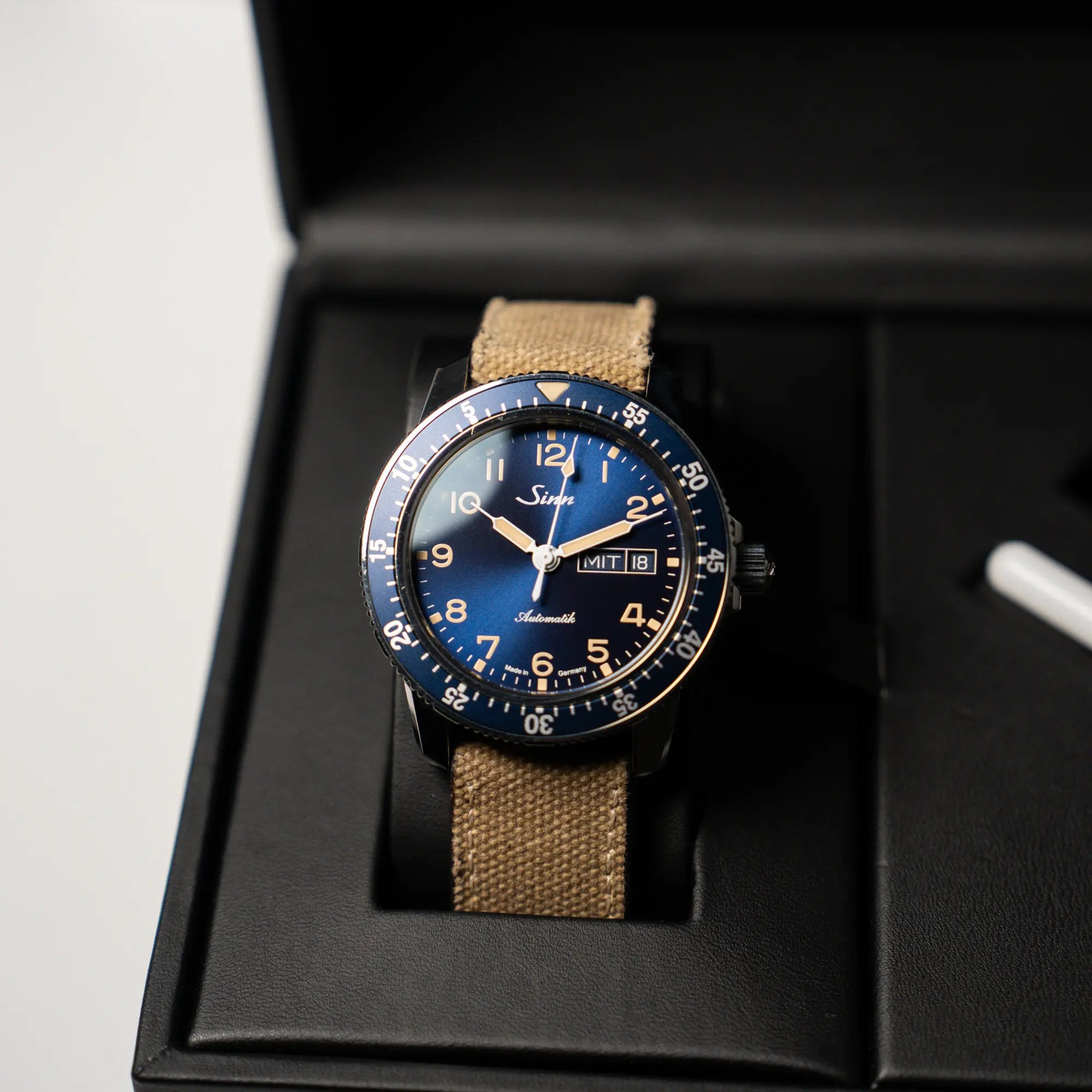 Produktfotografie der Taucheruhr Sinn Automatik SA in Blau mit beigen Akzenten am Textilband
