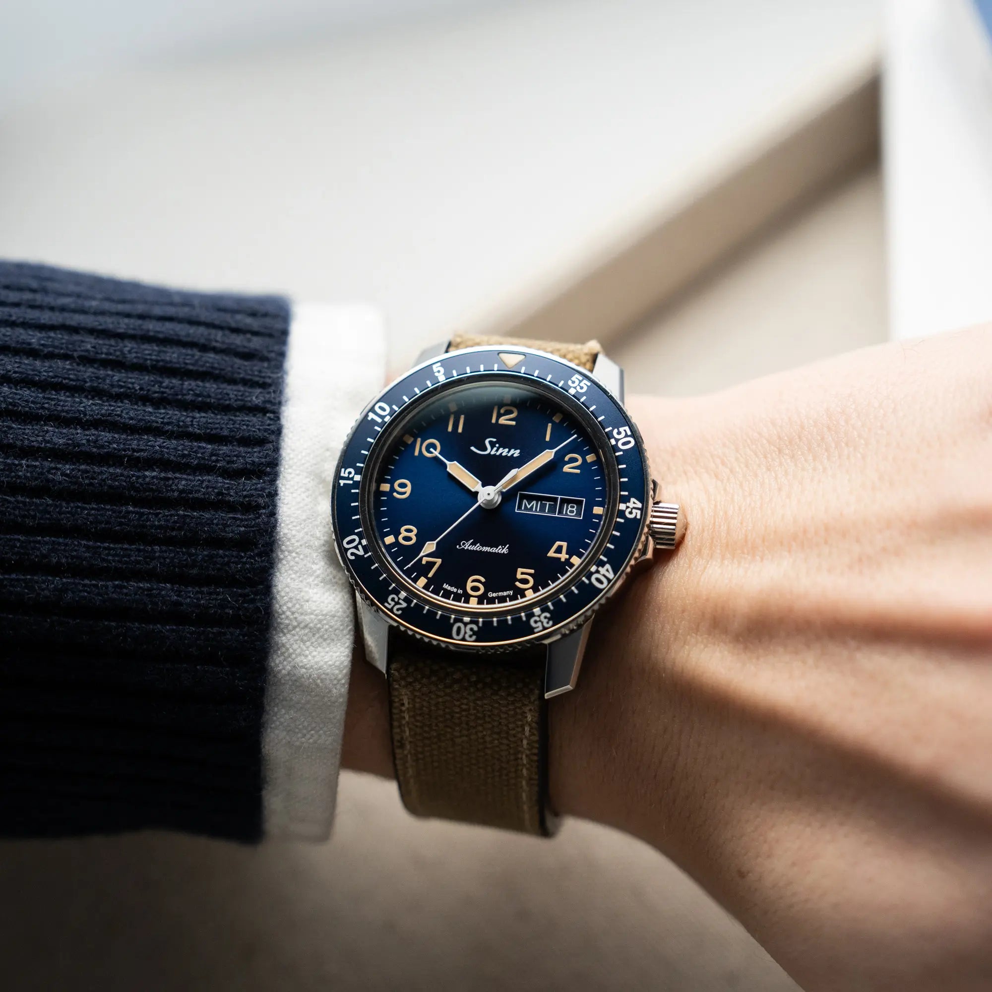 Wristshot mit der Taucheruhr Sinn Automatik SA in Blau mit beigen Akzenten am Textilband