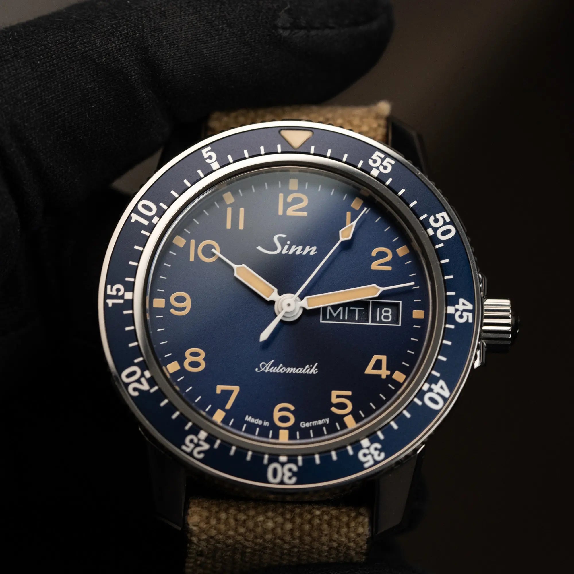 Detailaufnahme der Taucheruhr Sinn Automatik SA in Blau mit beigen Akzenten am Textilband