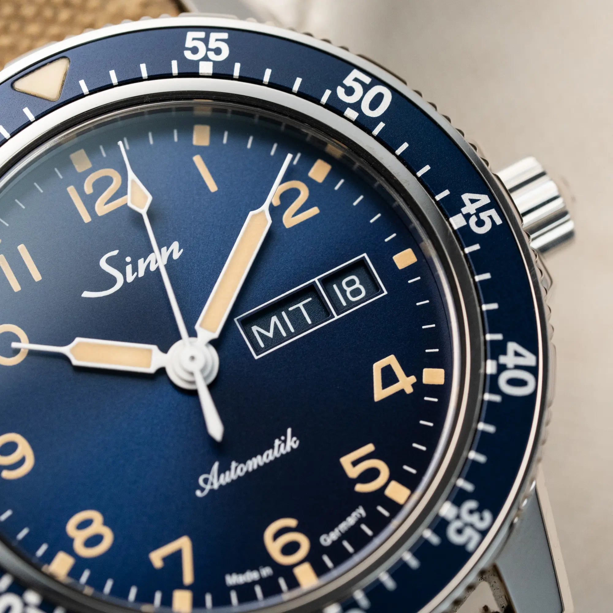 Detailaufnahme der Taucheruhr Sinn Automatik SA in Blau mit beigen Akzenten am Textilband